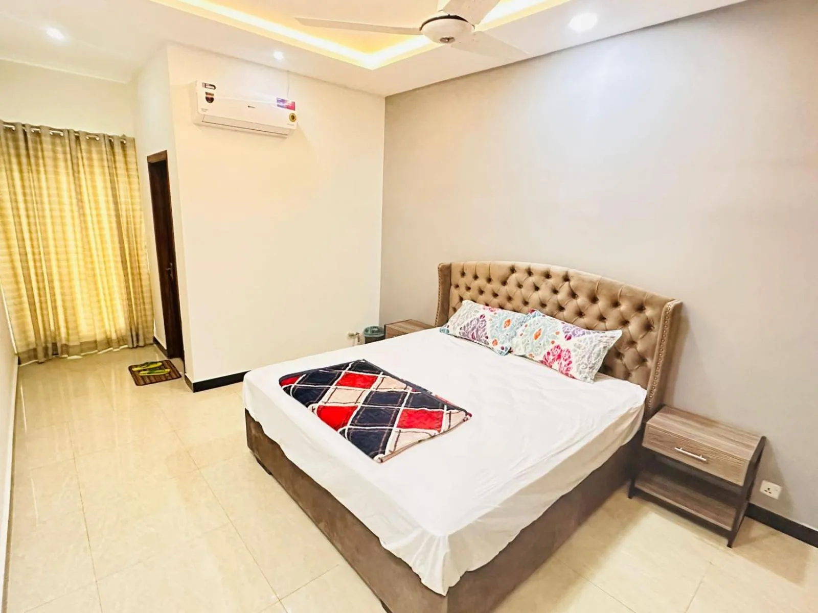 Living room, Bed in Holidazzle Lodge Islamabad