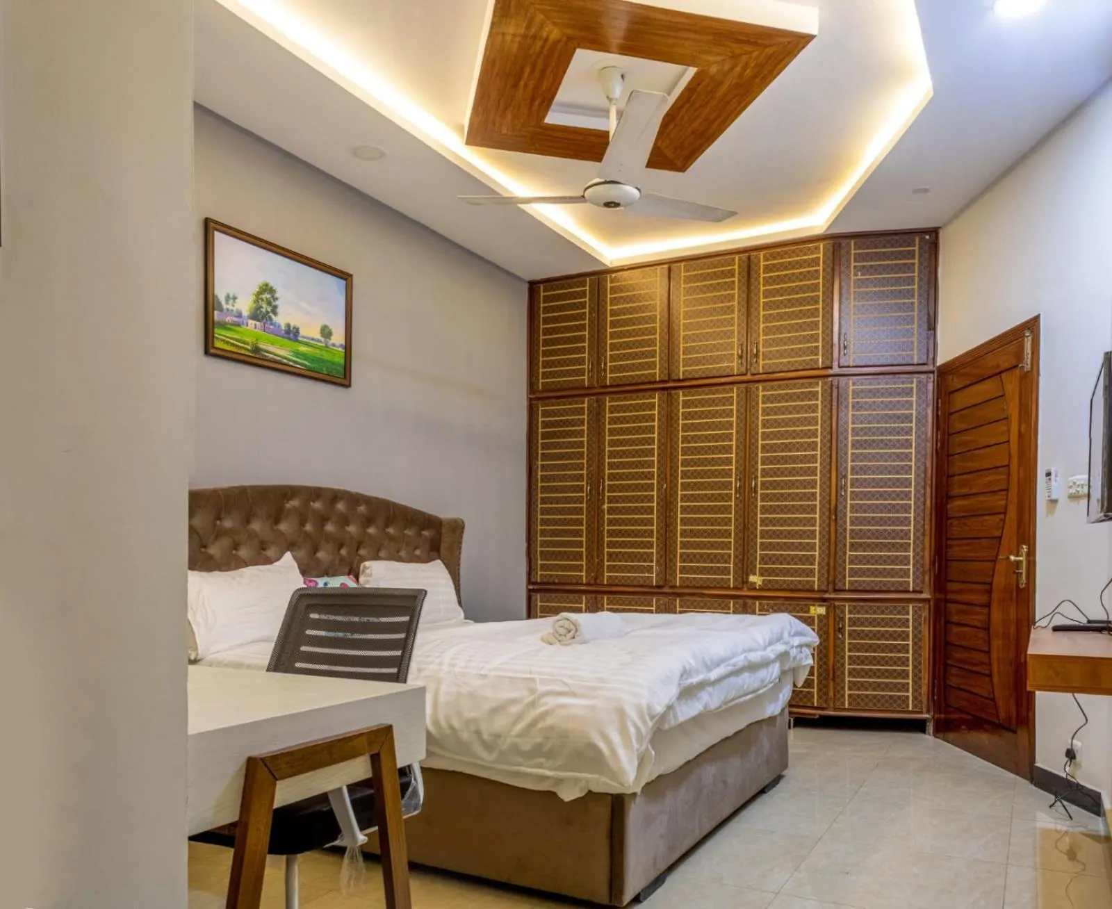 Bed in Holidazzle Lodge Islamabad