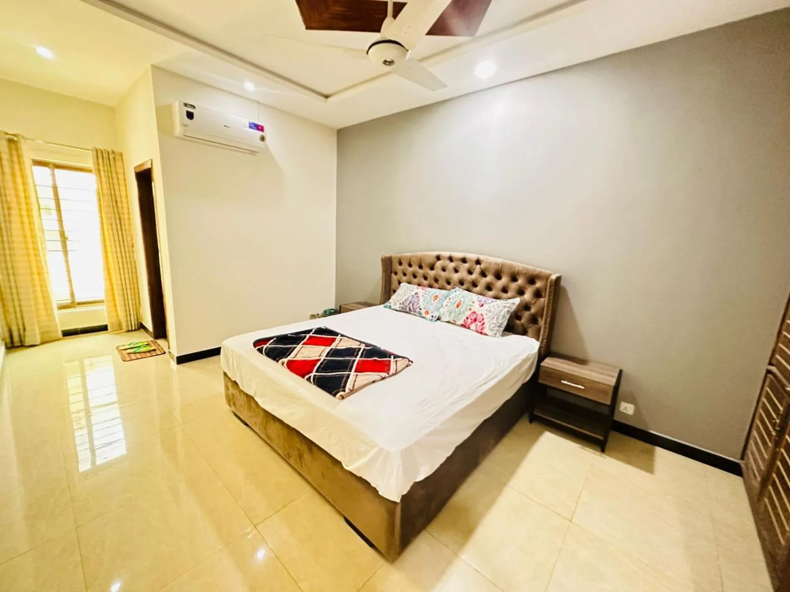 Photo of the whole room, Bed in Holidazzle Lodge Islamabad