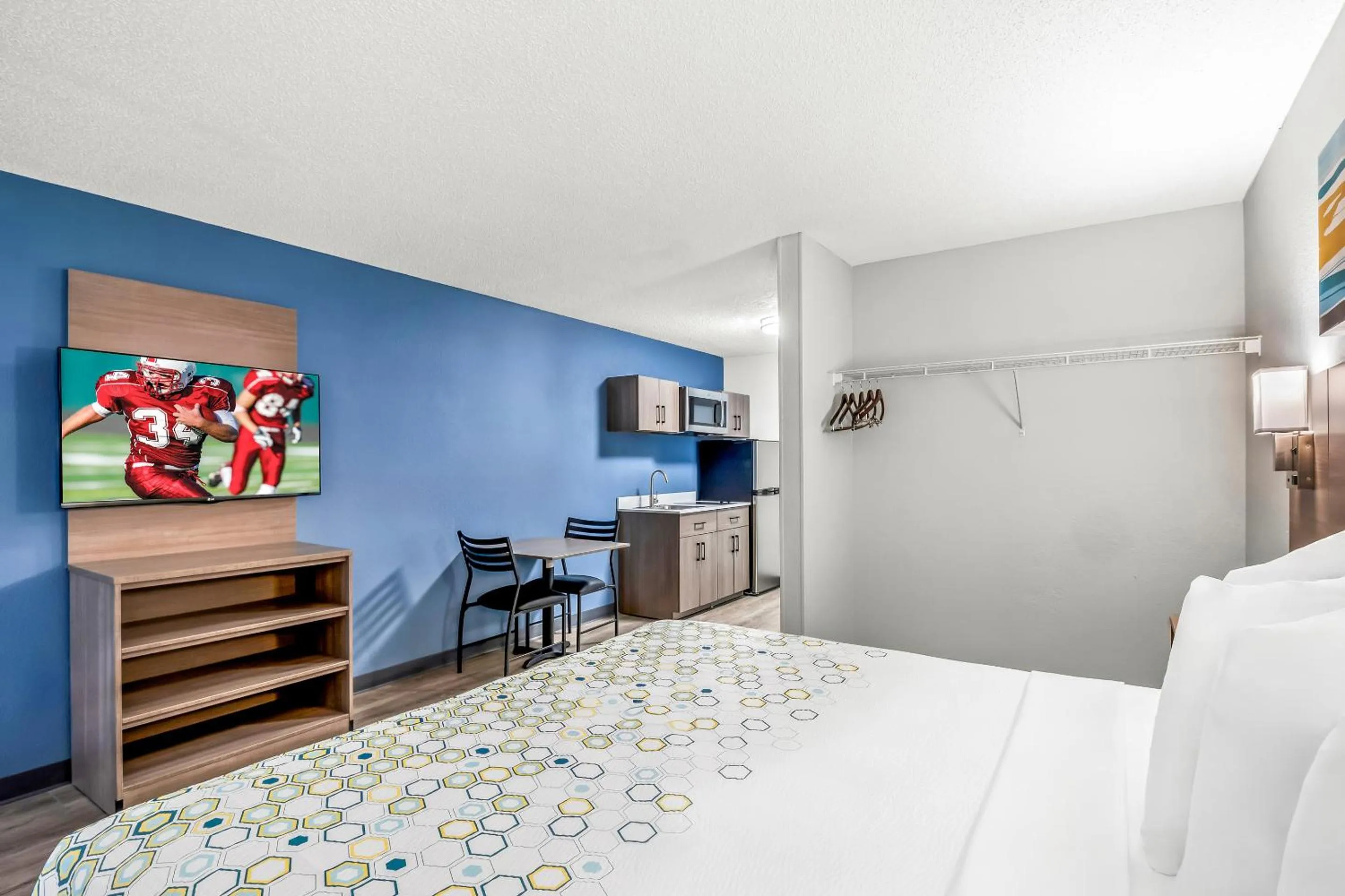 Property building, Bed in HomeTowne Studios by Red Roof Southfield