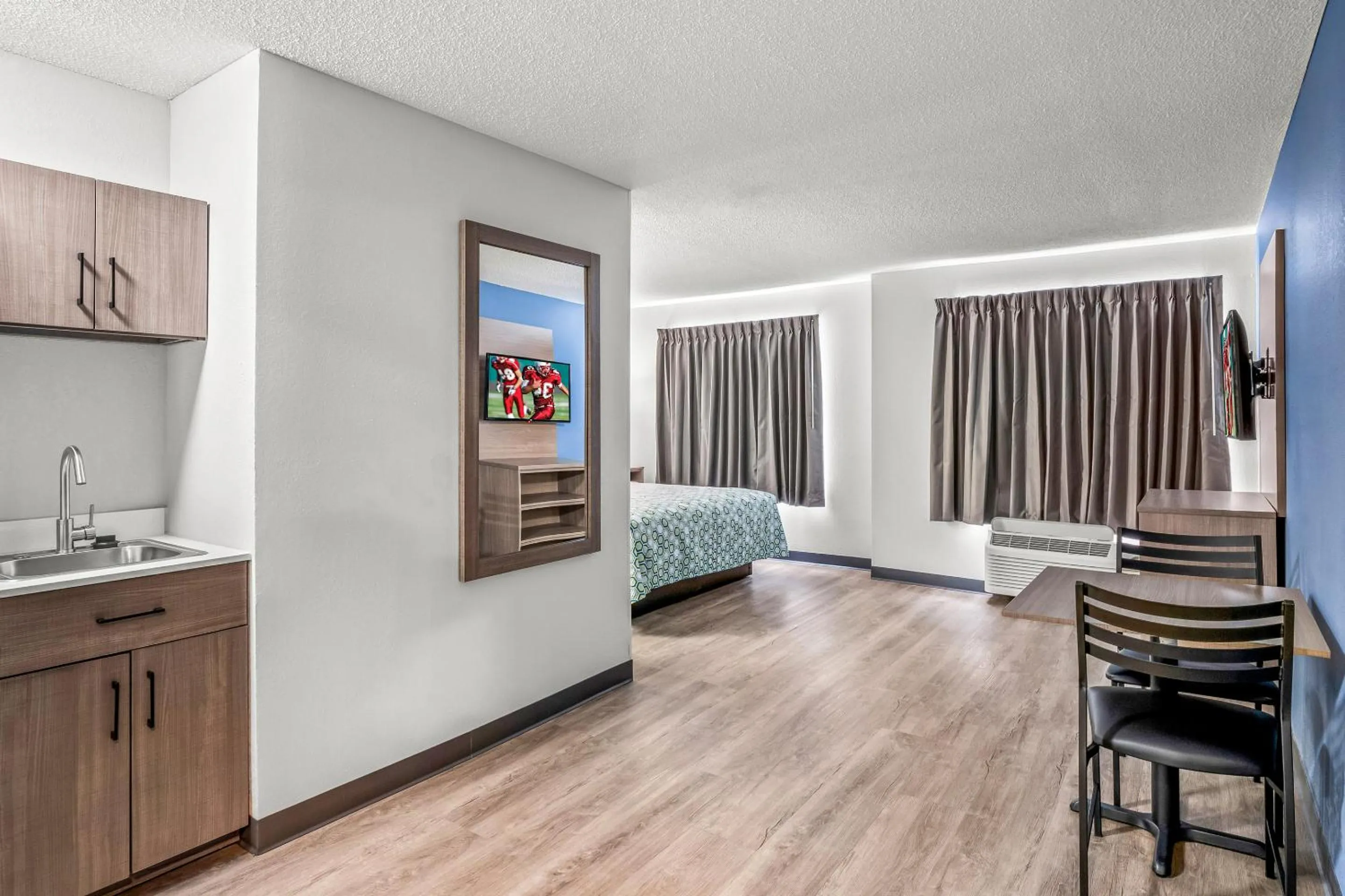 Photo of the whole room in HomeTowne Studios by Red Roof Southfield