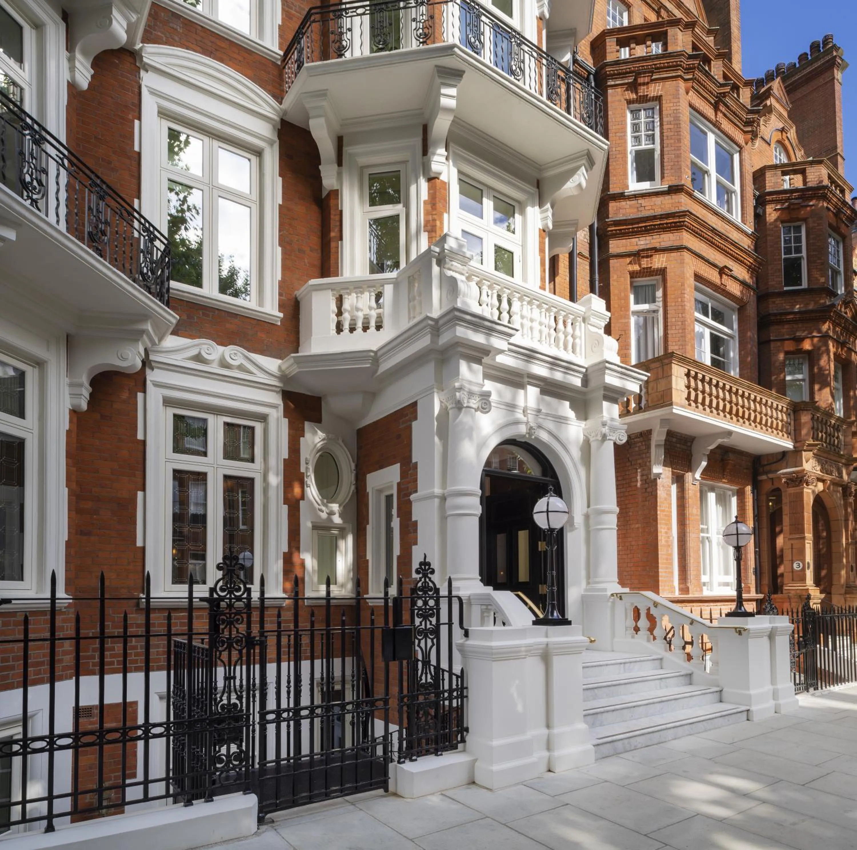 Facade/entrance in At Sloane