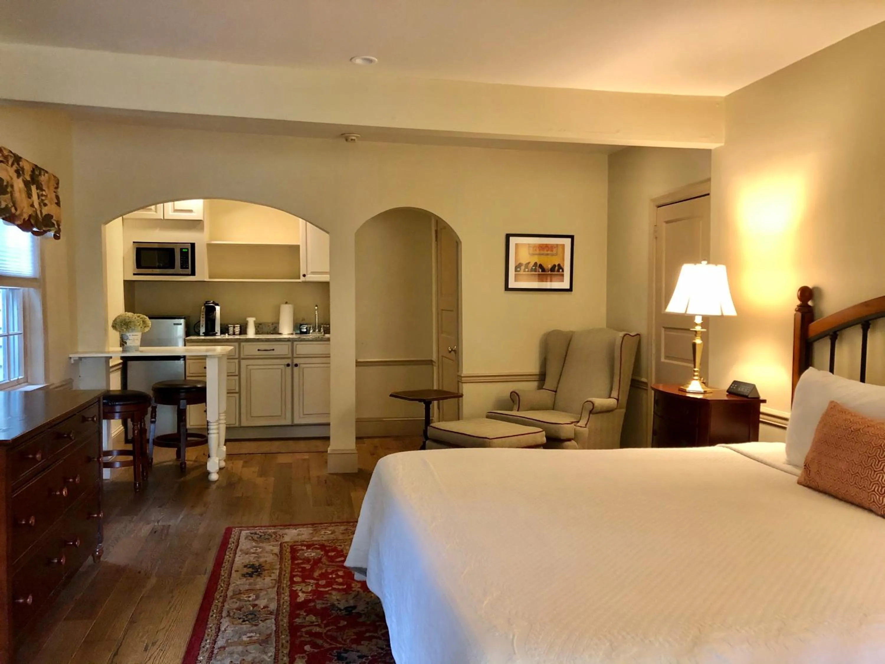 Kitchen or kitchenette, Bed in Joseph Ambler Inn