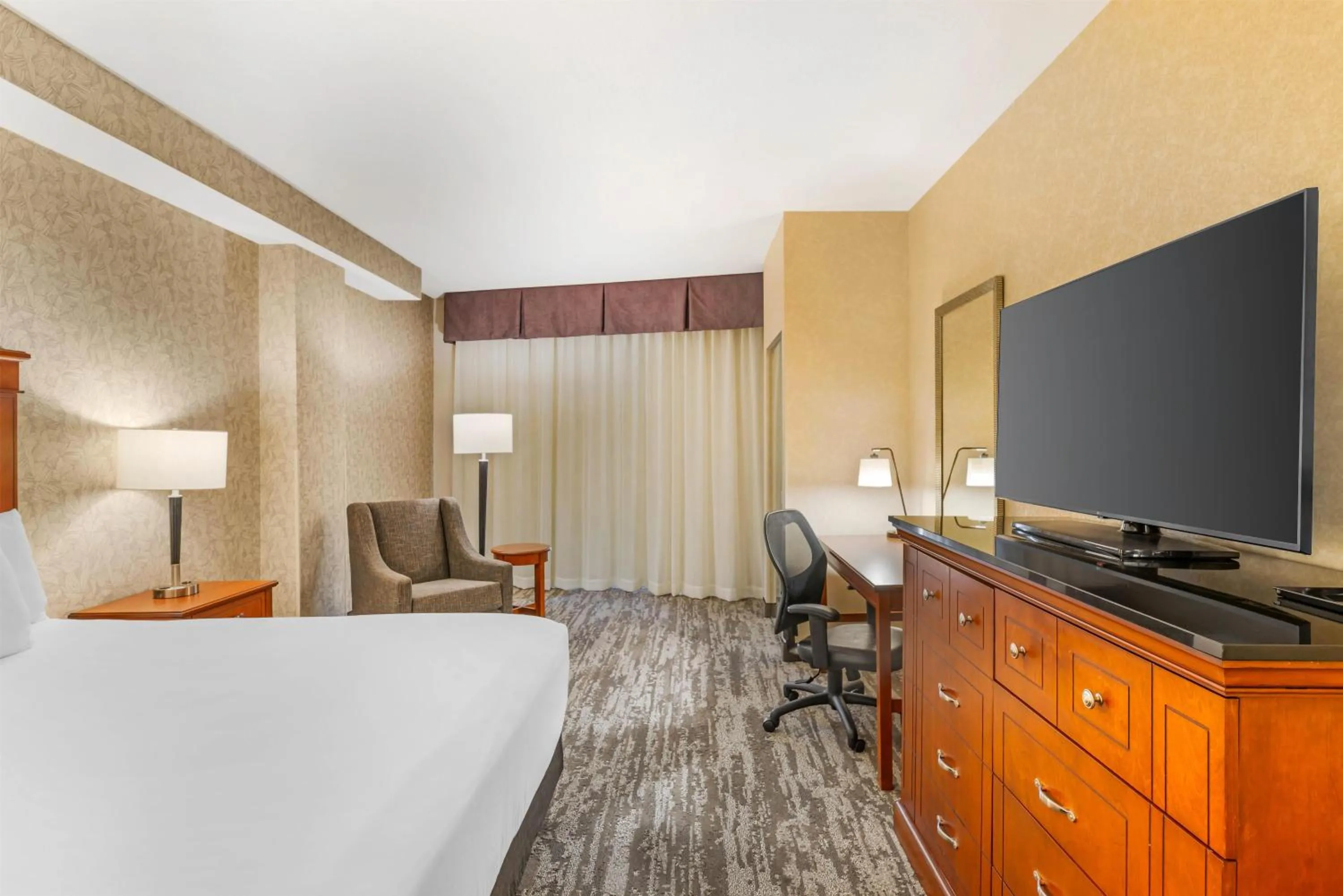 Bedroom, Bed in Drury Plaza Hotel St Louis Brentwood