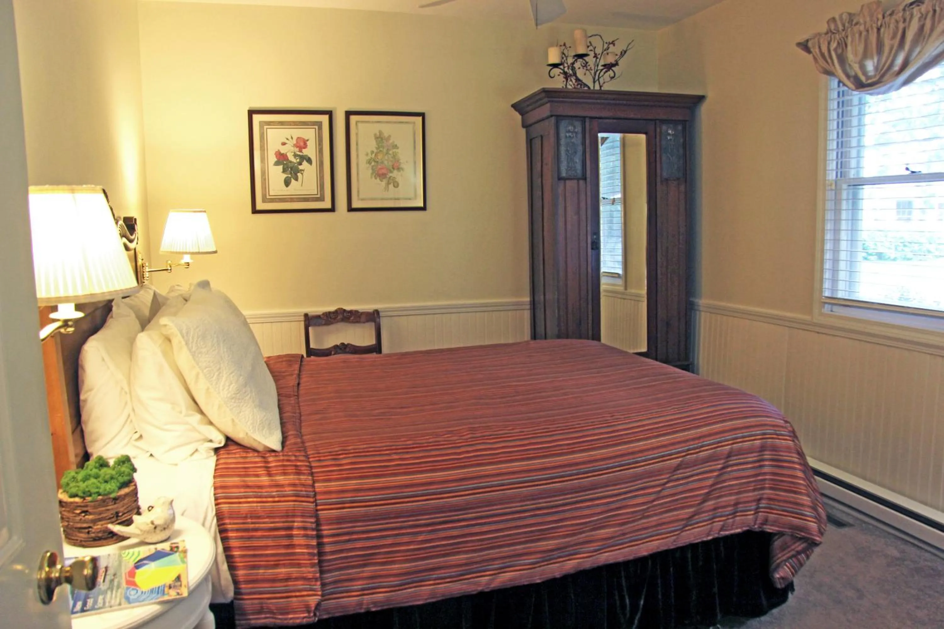 Bed in Eagle Harbor Inn