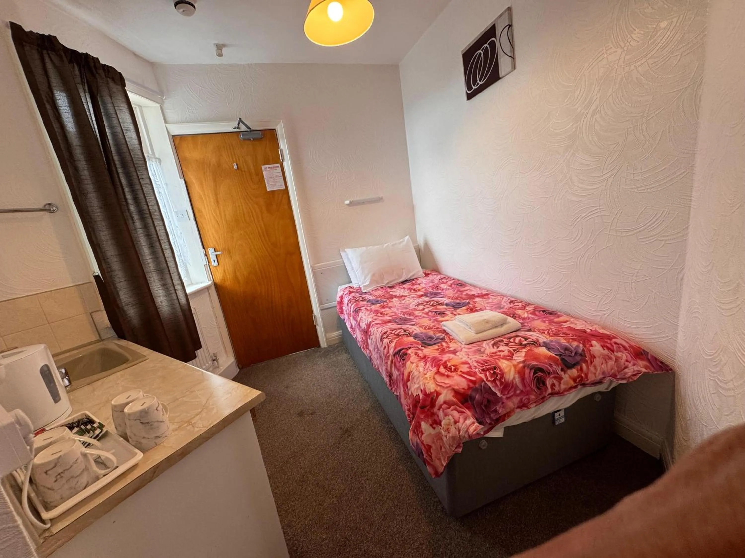 Bedroom, Bed in OYO Delton Hotel Blackpool Pleasure Beach