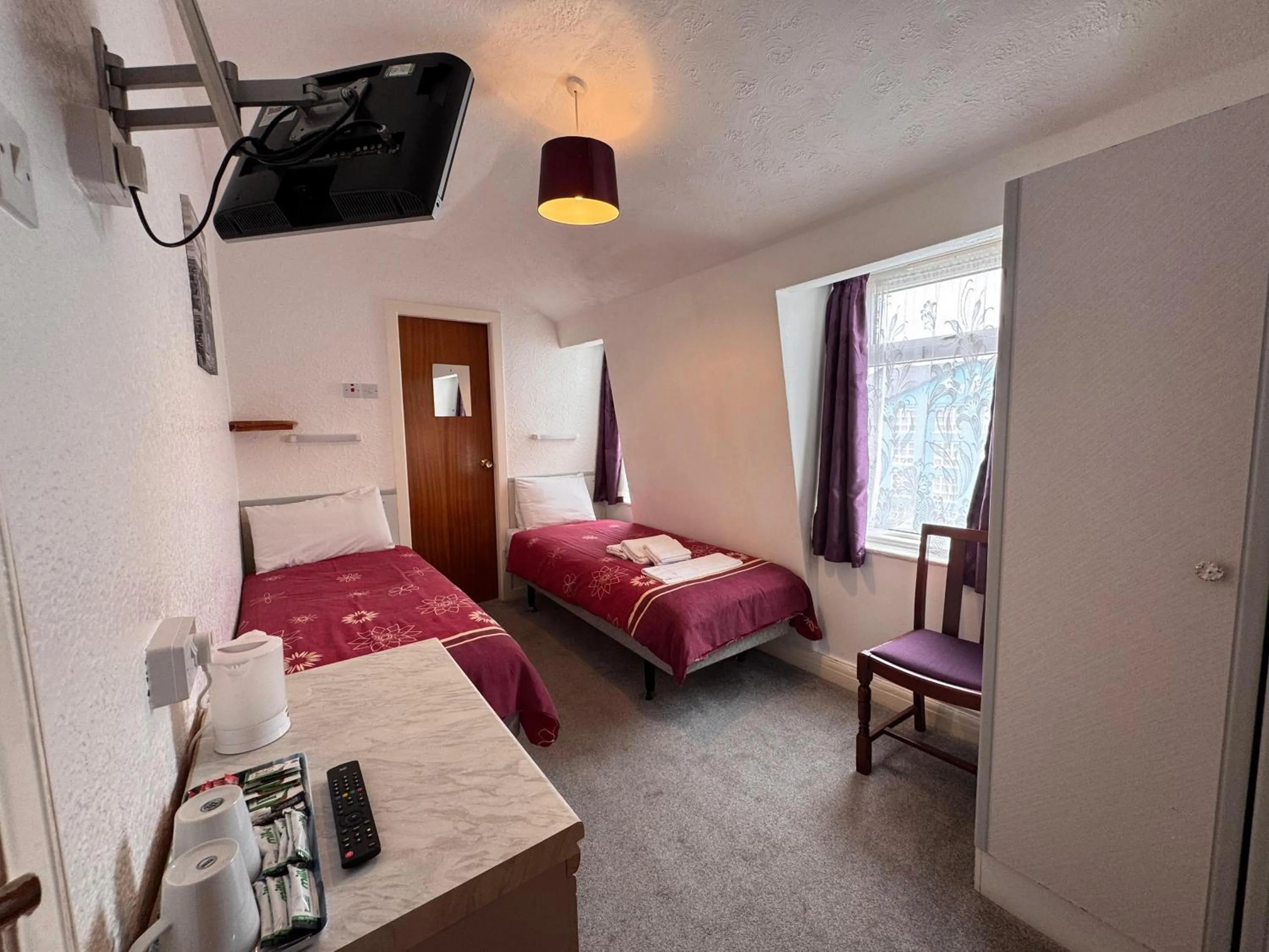 TV and multimedia, Bed in OYO Delton Hotel Blackpool Pleasure Beach