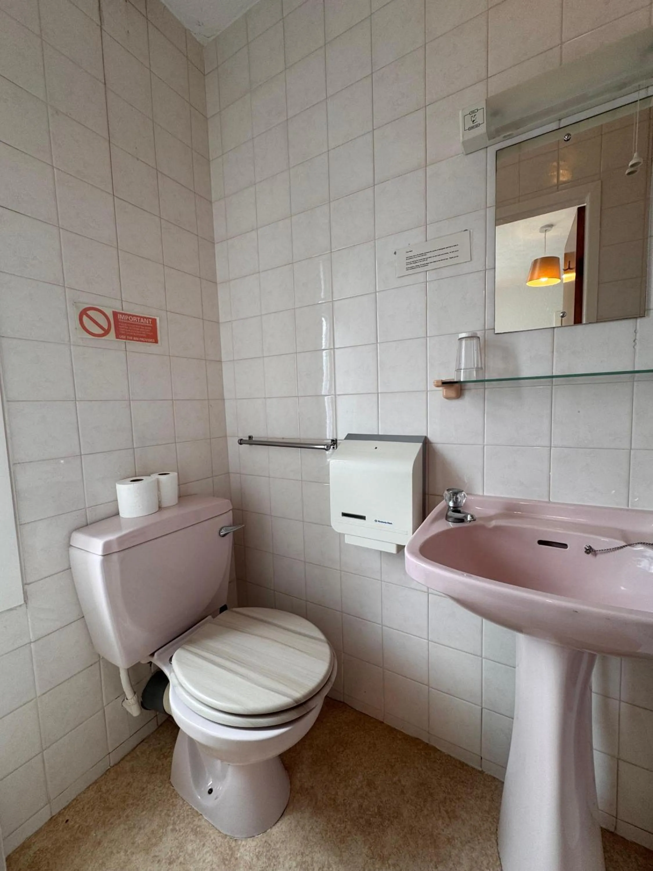 Bathroom in OYO Delton Hotel Blackpool Pleasure Beach