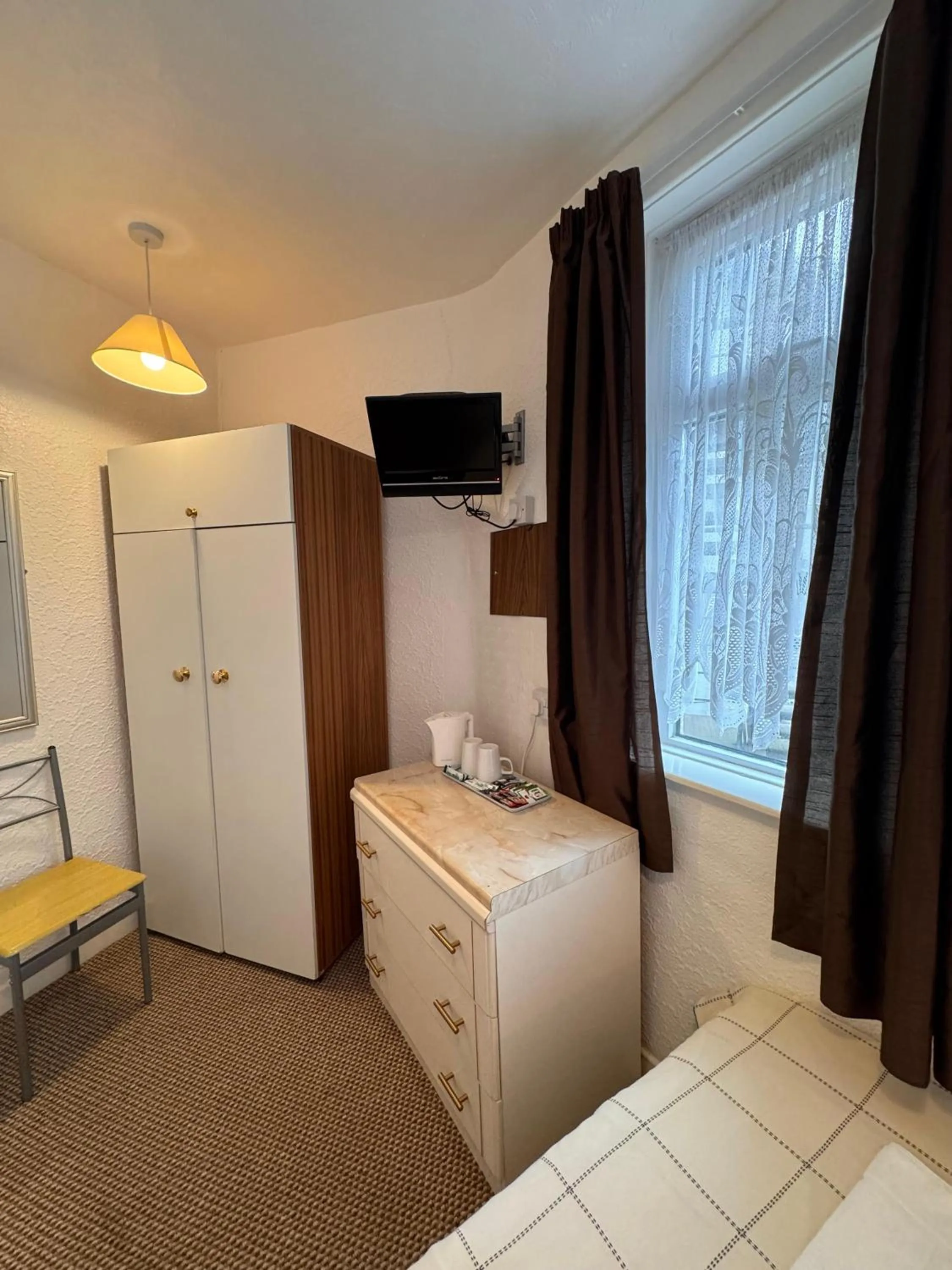 Bedroom in OYO Delton Hotel Blackpool Pleasure Beach