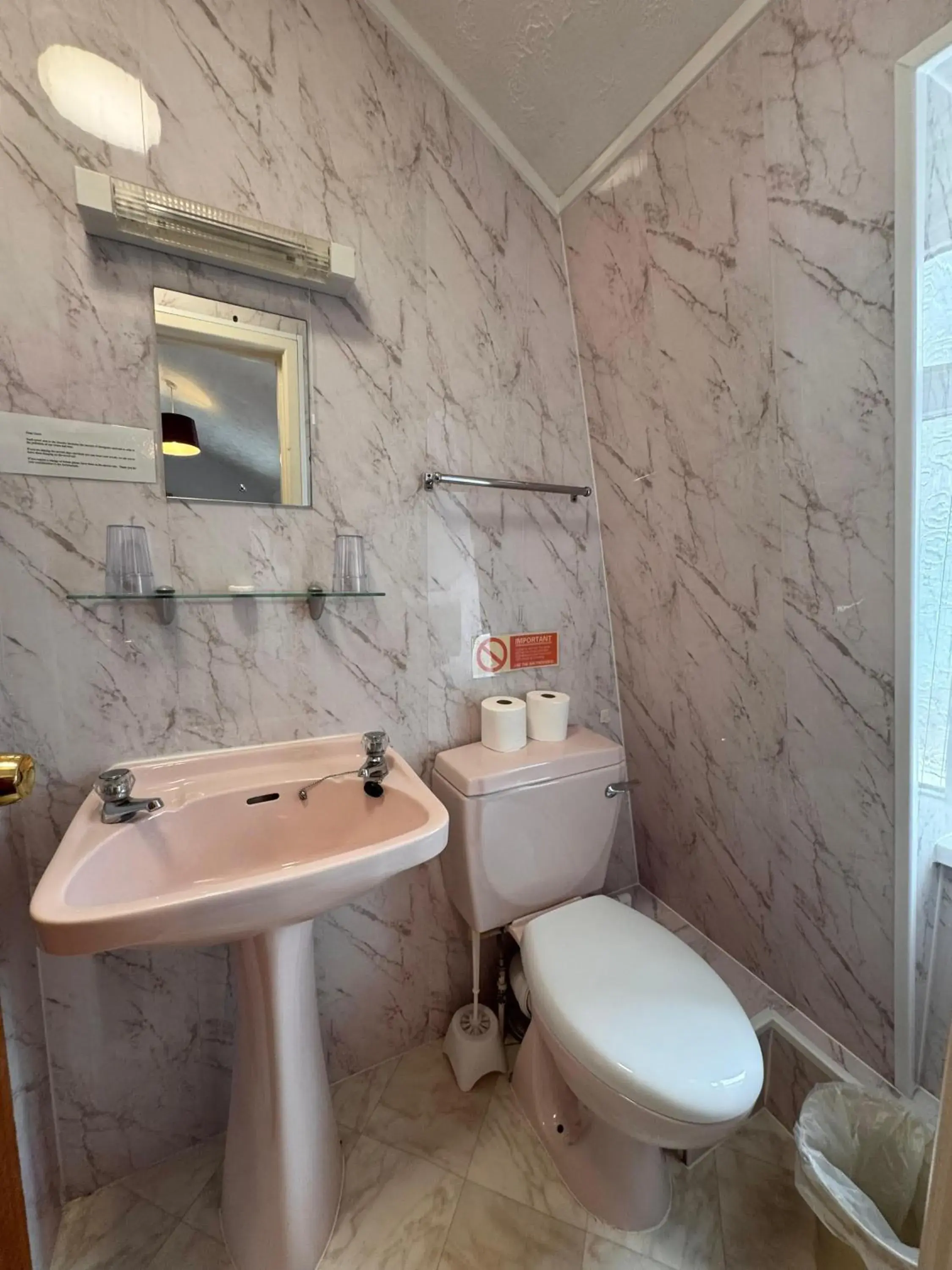 Twin Room in OYO Delton Hotel Blackpool Pleasure Beach Twin Room in OYO Delton Hotel Blackpool Pleasure Beach