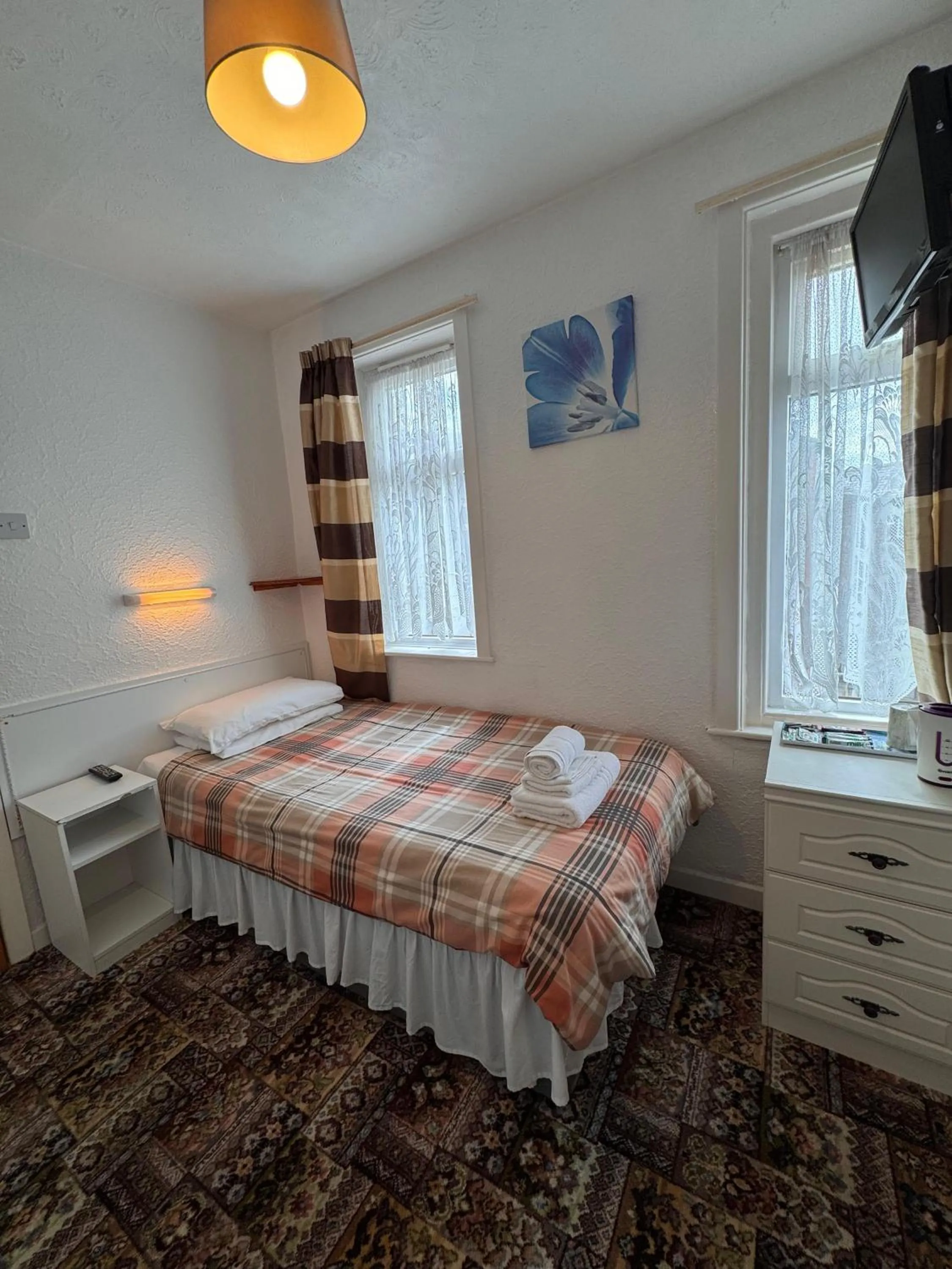 Bedroom, Bed in OYO Delton Hotel Blackpool Pleasure Beach