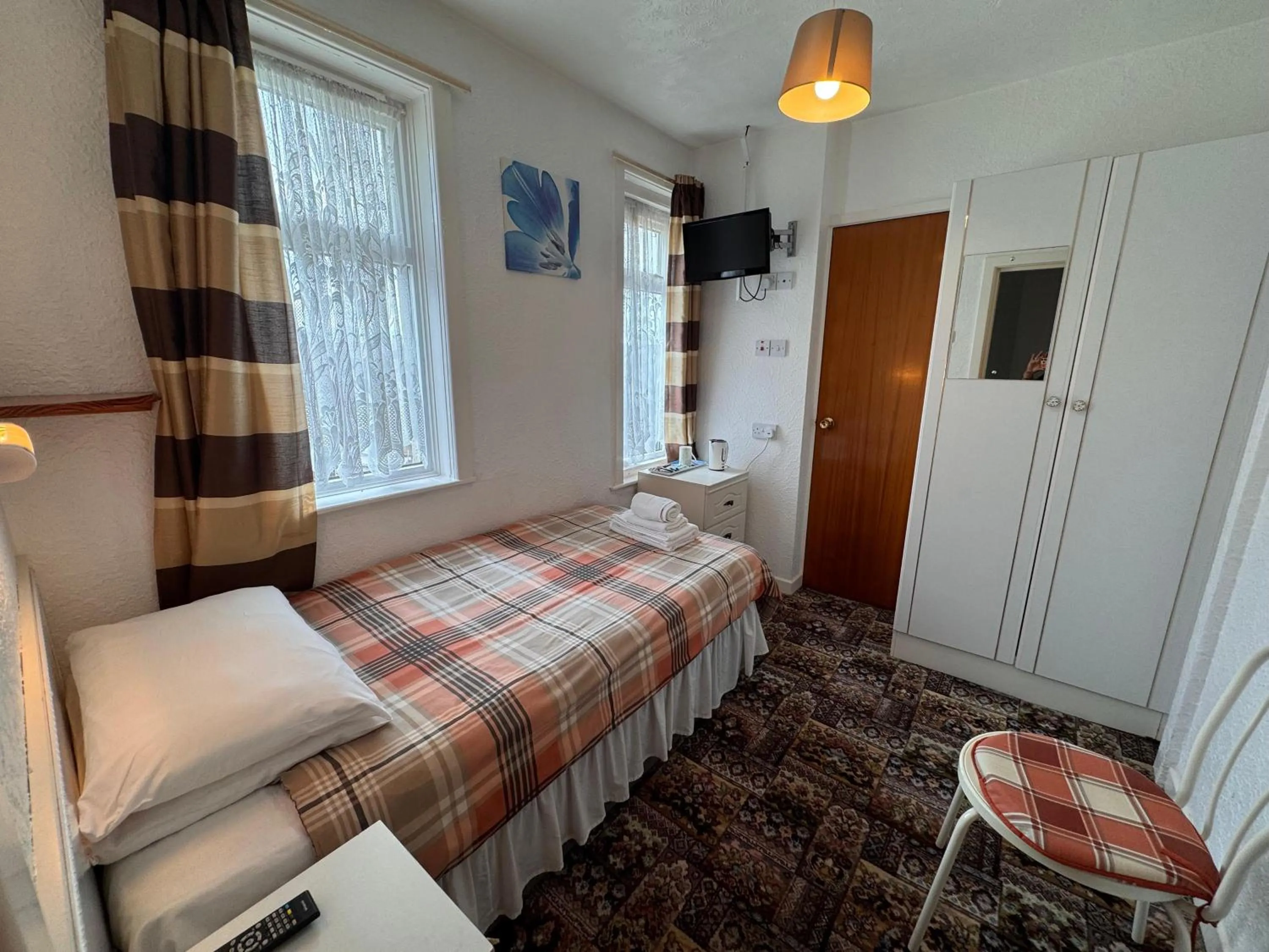 Bedroom, Bed in OYO Delton Hotel Blackpool Pleasure Beach