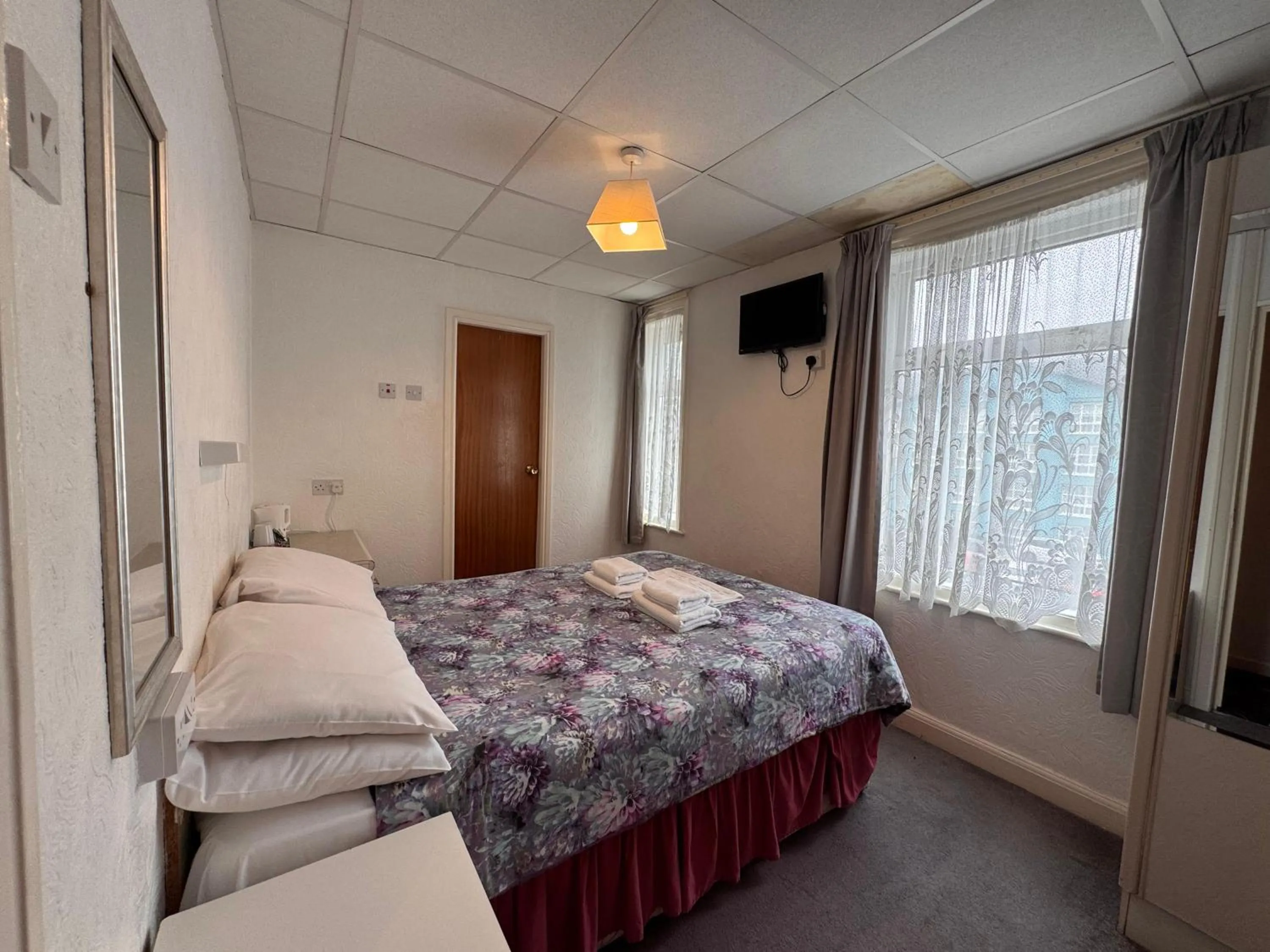 Bedroom, Bed in OYO Delton Hotel Blackpool Pleasure Beach