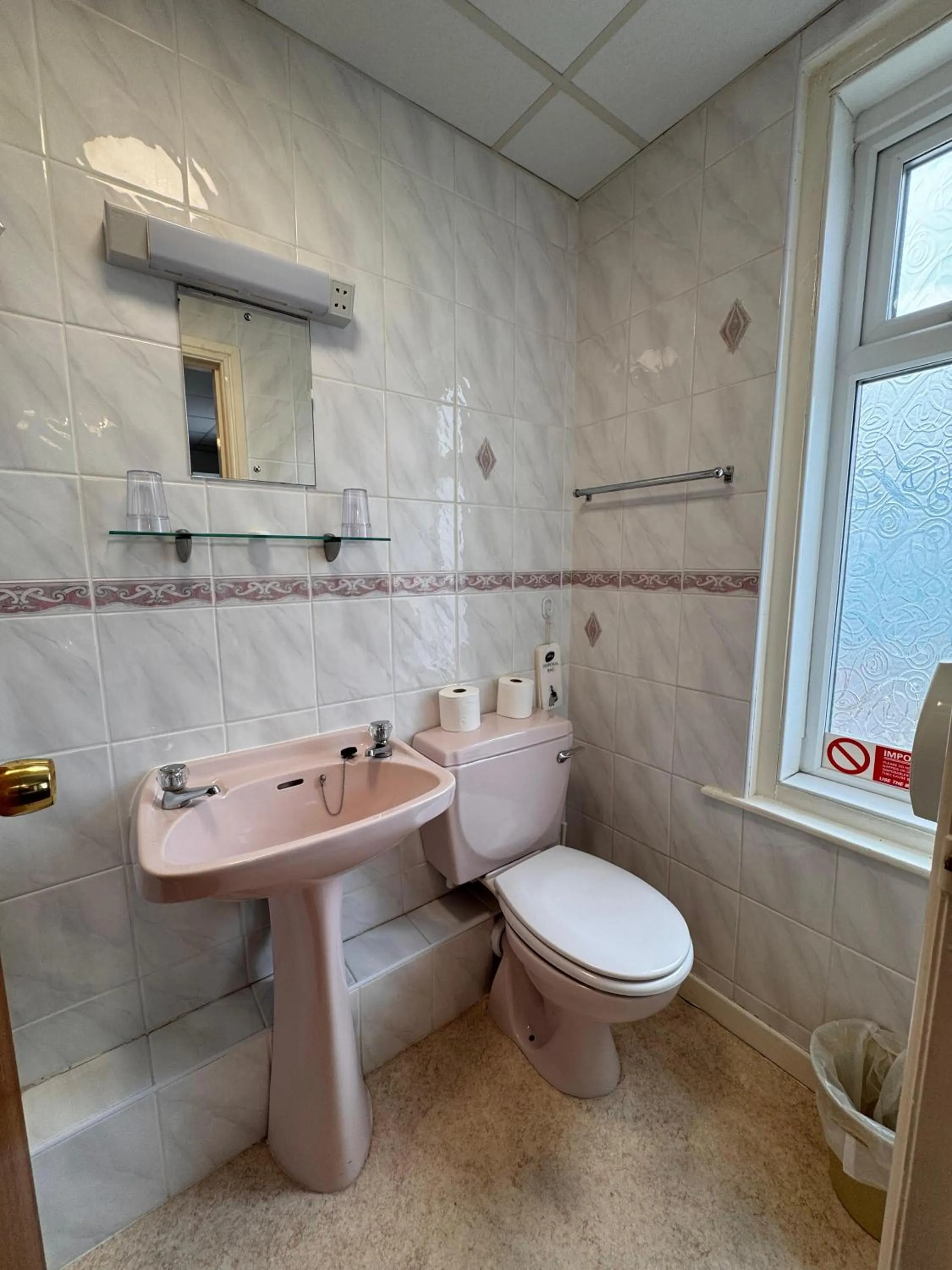 Bathroom in OYO Delton Hotel Blackpool Pleasure Beach