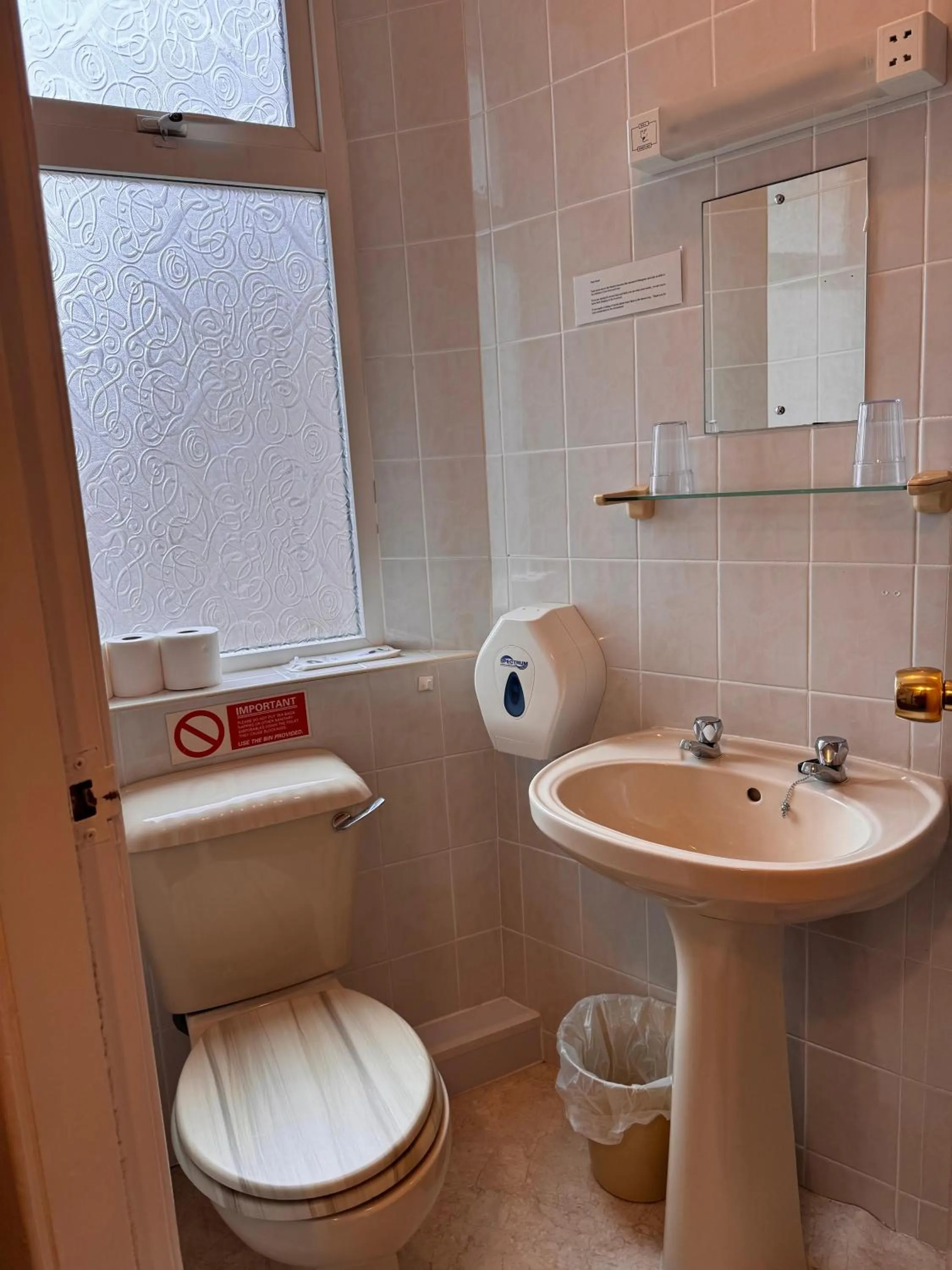 Bathroom in OYO Delton Hotel Blackpool Pleasure Beach