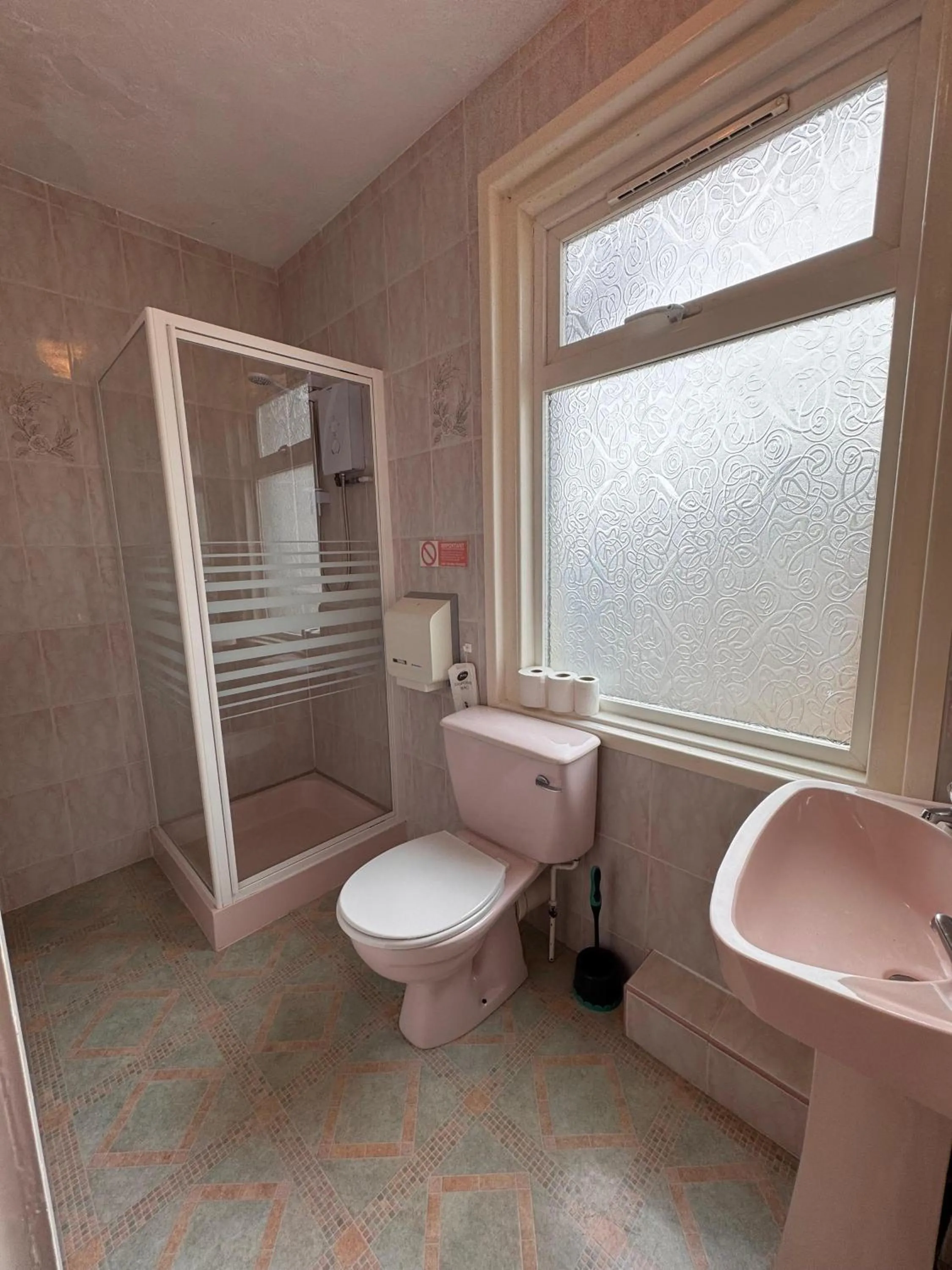 Bathroom in OYO Delton Hotel Blackpool Pleasure Beach