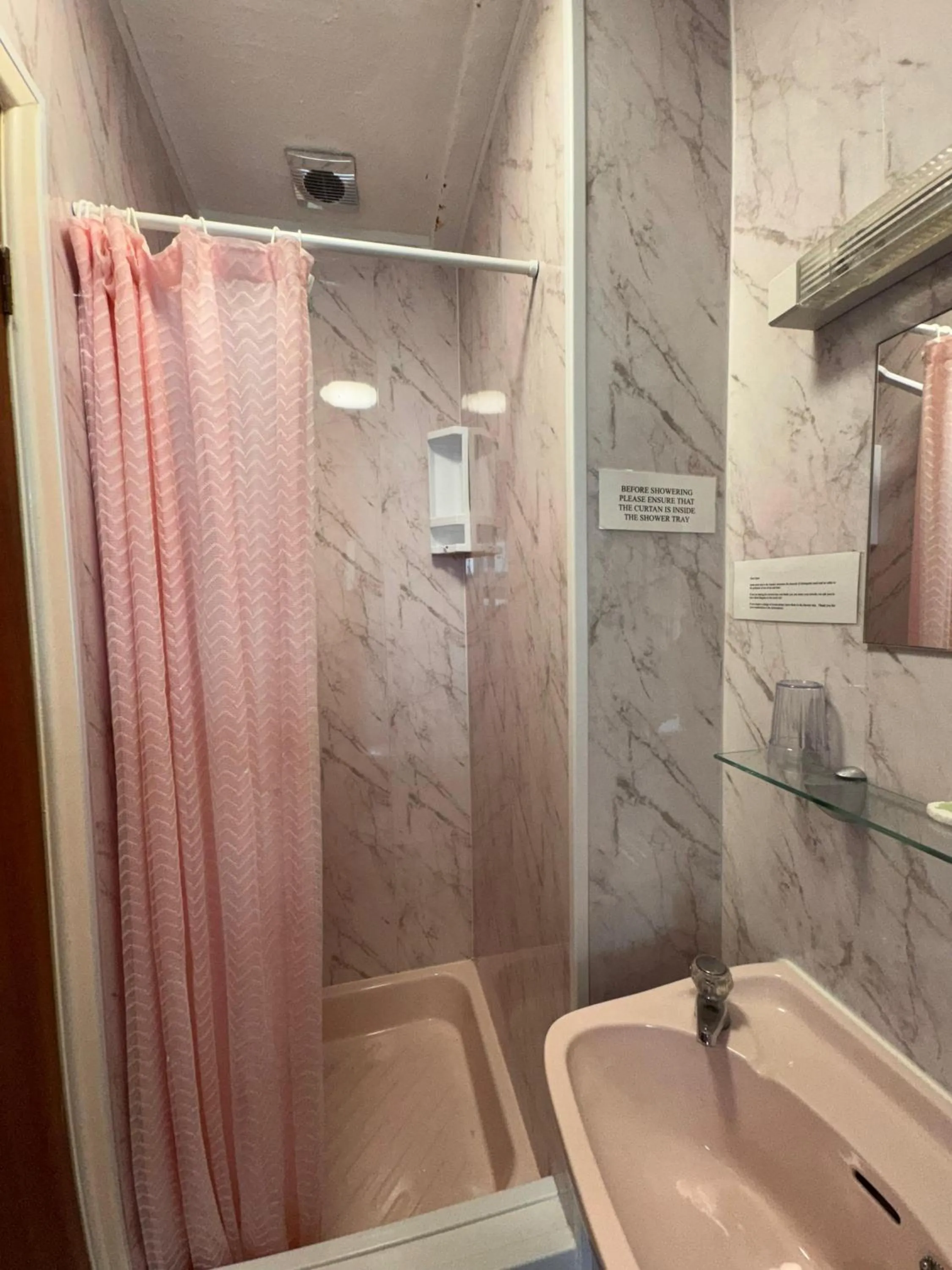 Bathroom in OYO Delton Hotel Blackpool Pleasure Beach