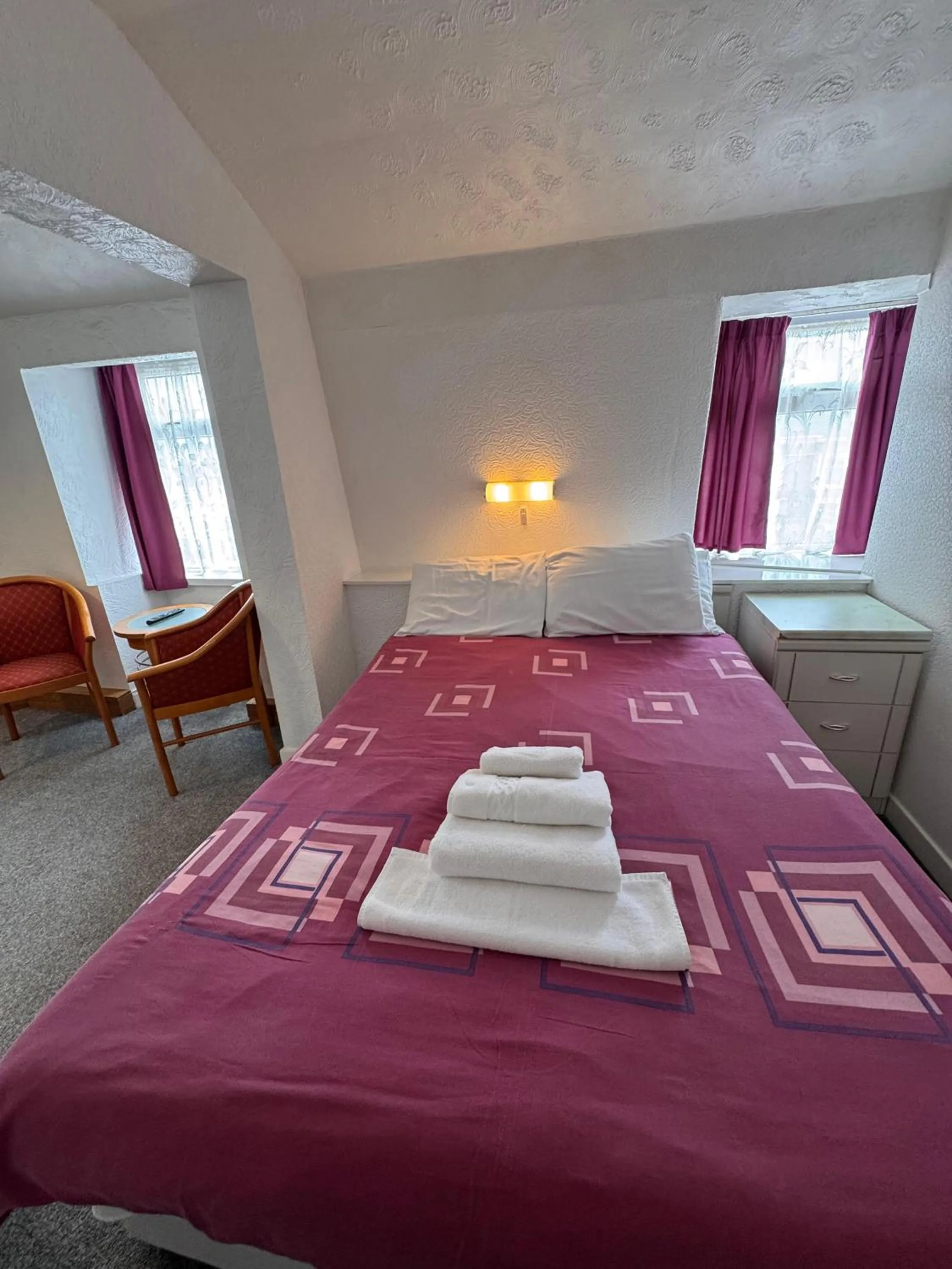 Bedroom, Bed in OYO Delton Hotel Blackpool Pleasure Beach