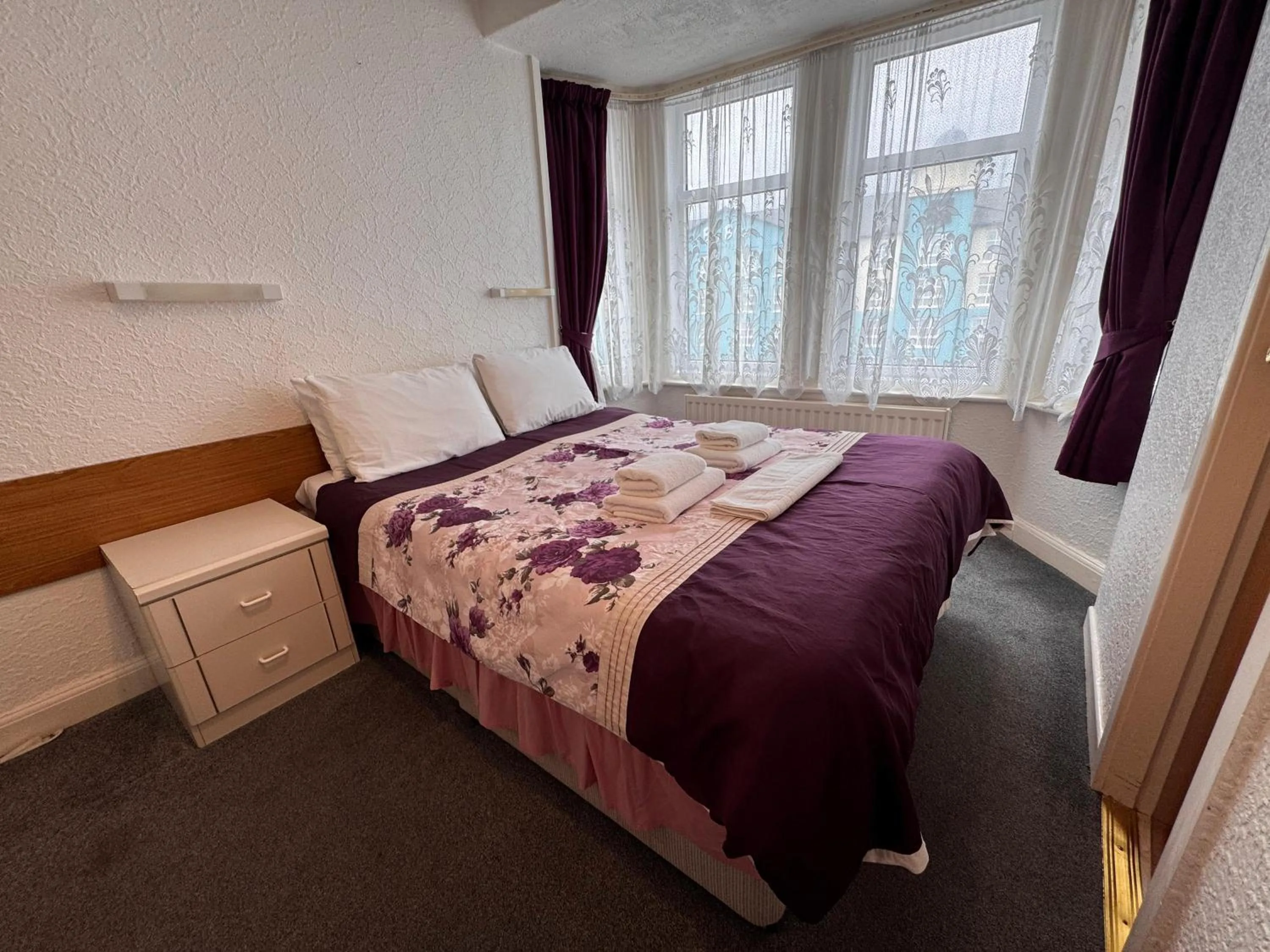 Bedroom, Bed in OYO Delton Hotel Blackpool Pleasure Beach