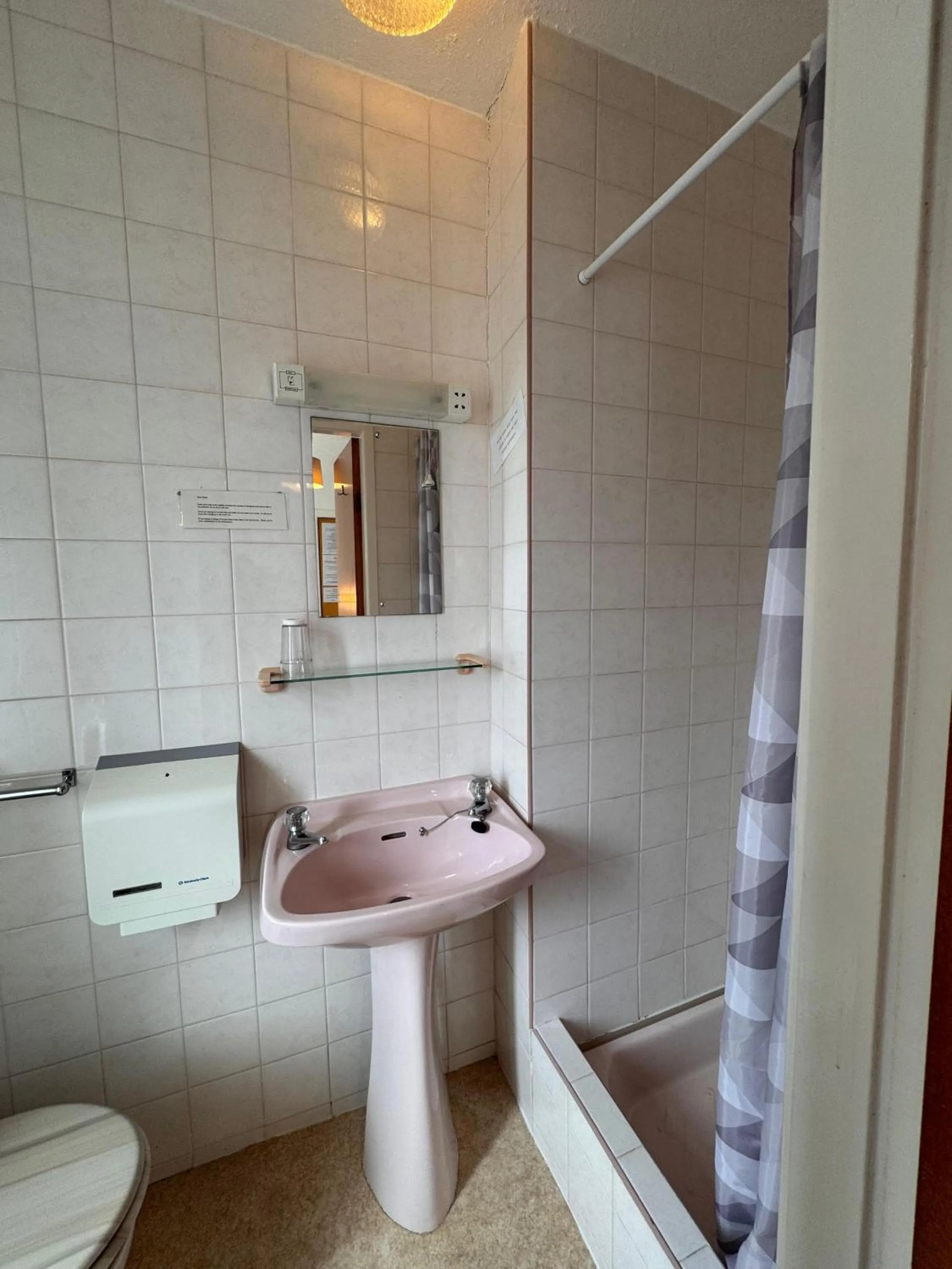 Bathroom in OYO Delton Hotel Blackpool Pleasure Beach