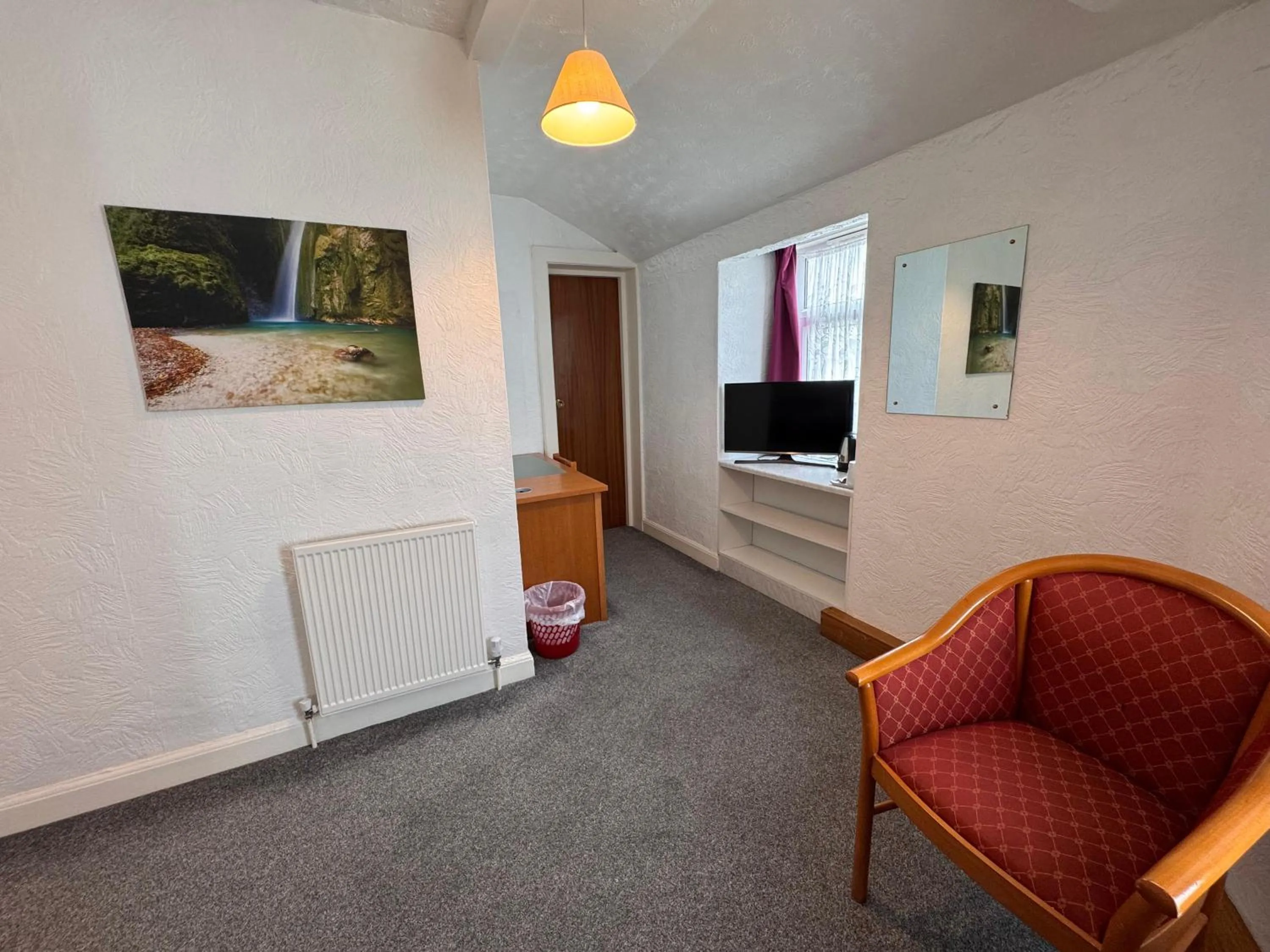 TV and multimedia in OYO Delton Hotel Blackpool Pleasure Beach