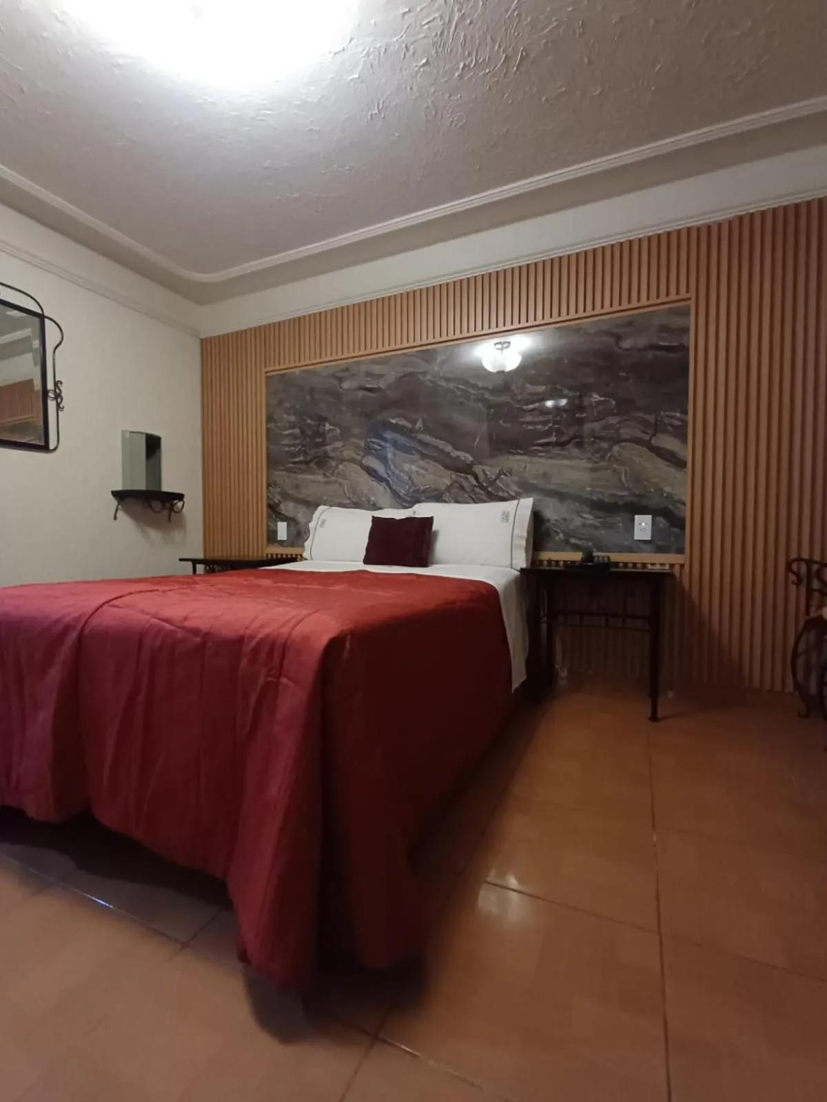 Text overlay, Bed in Hotel La Paz