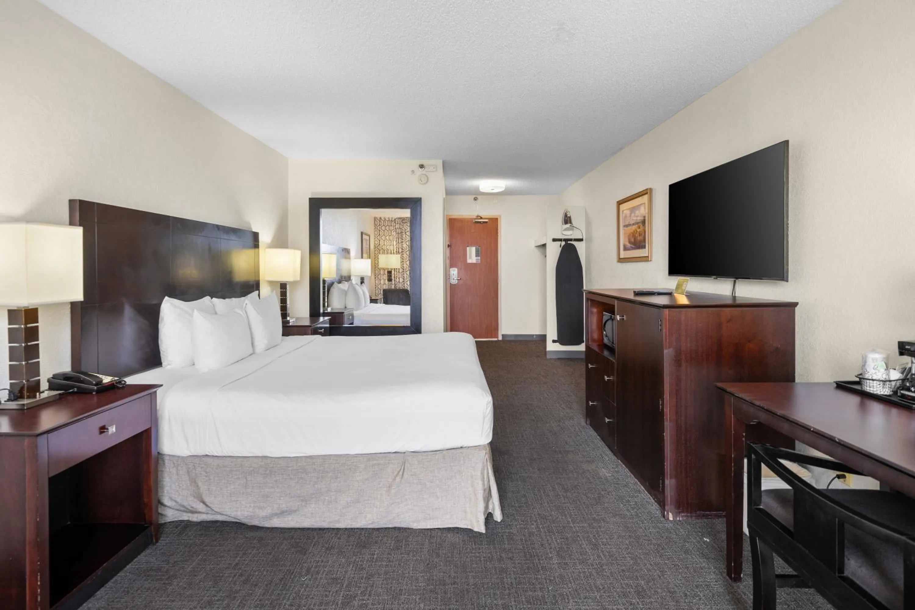 Bed in 88 Palms Hotel & Event Center