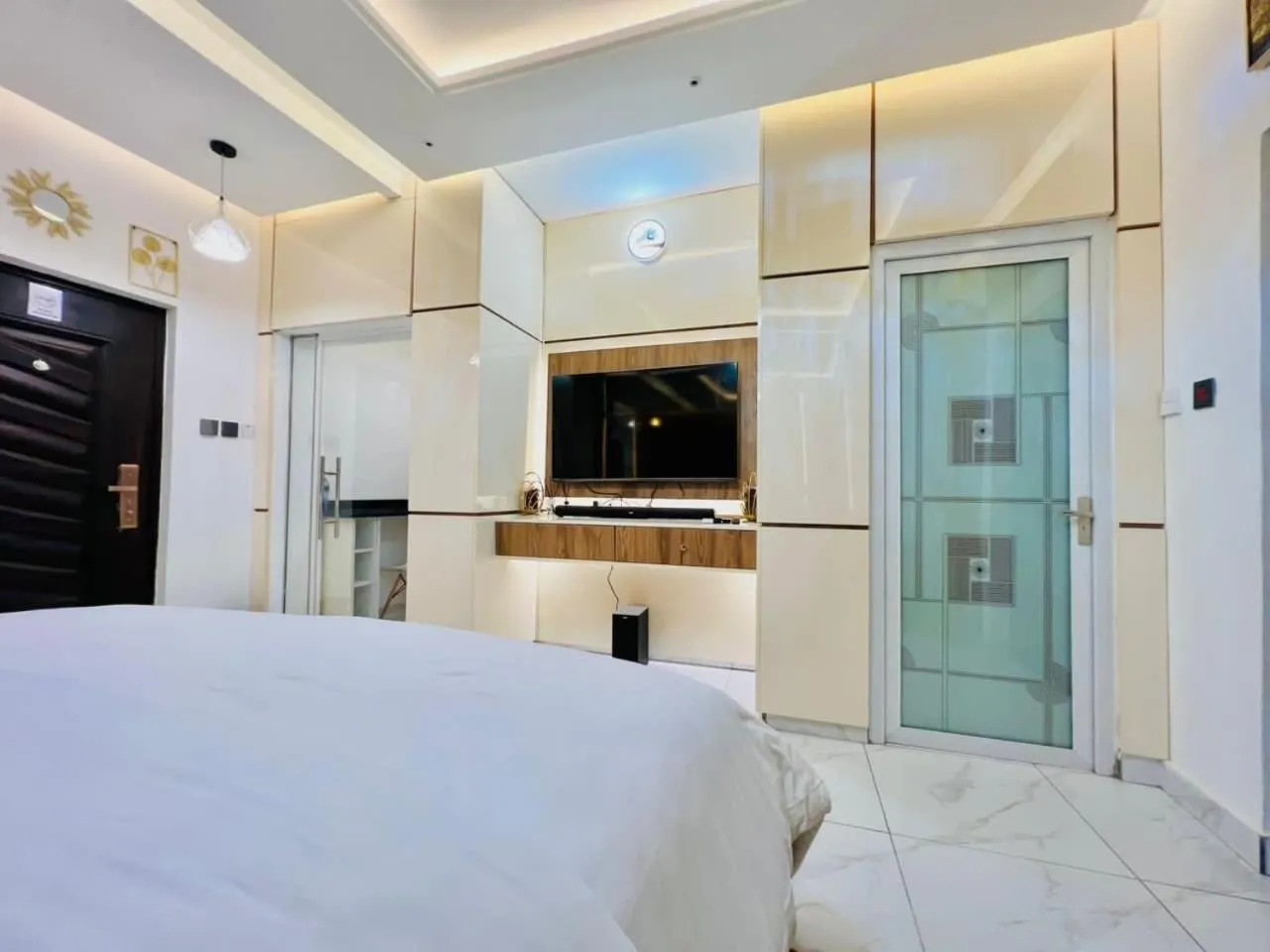 Photo of the whole room in Kamara Lakeview Hotel