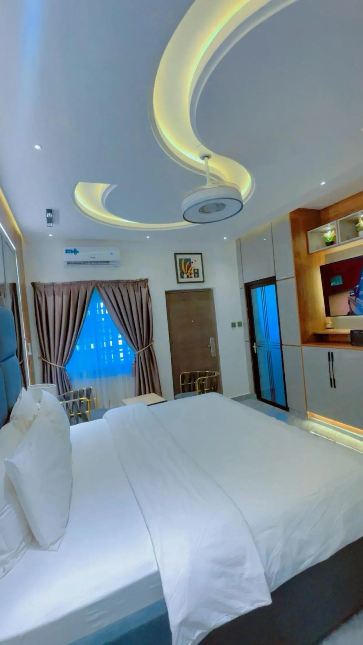 Kamara Lakeview Hotel