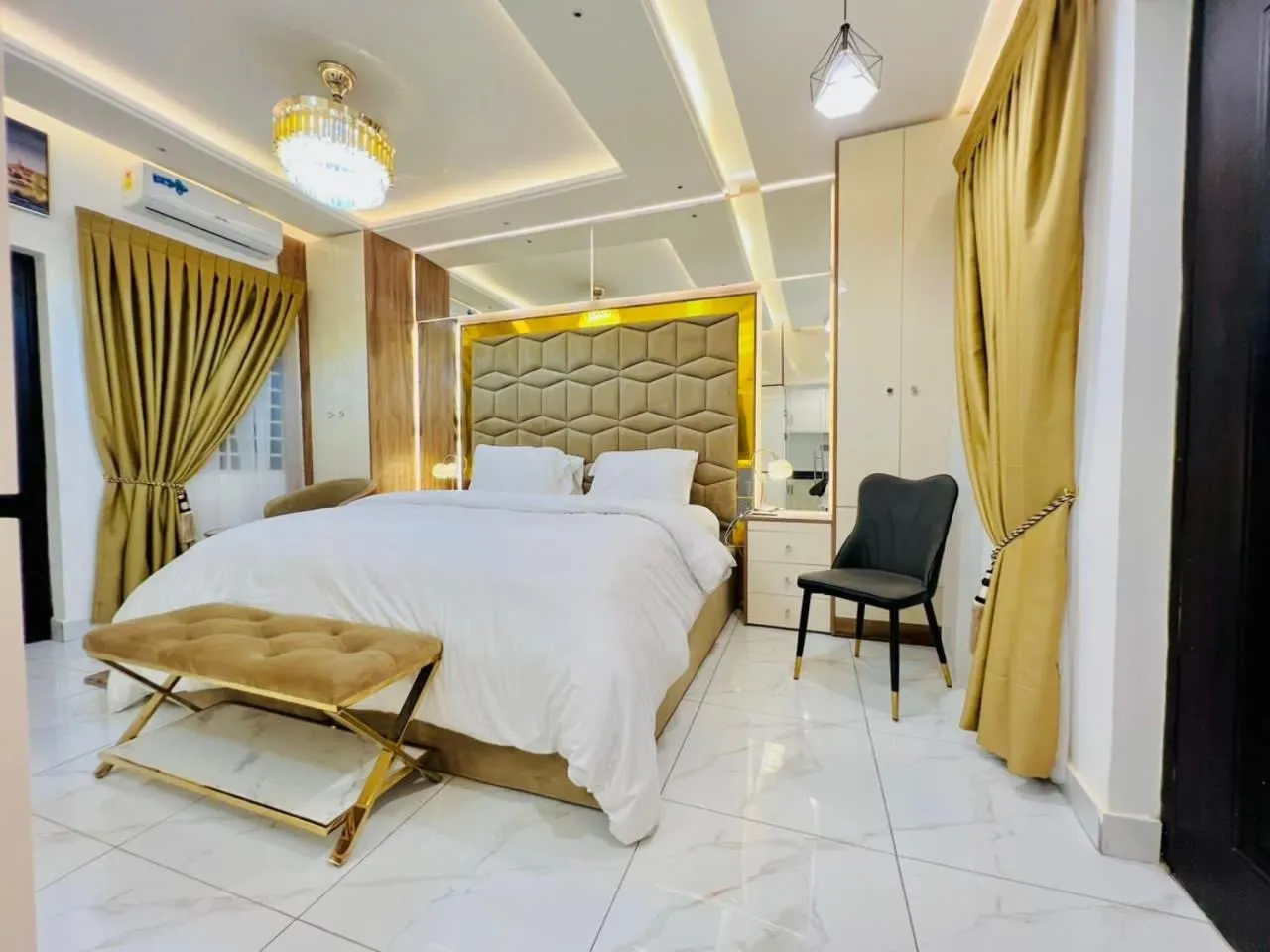 Bed in Kamara Lakeview Hotel