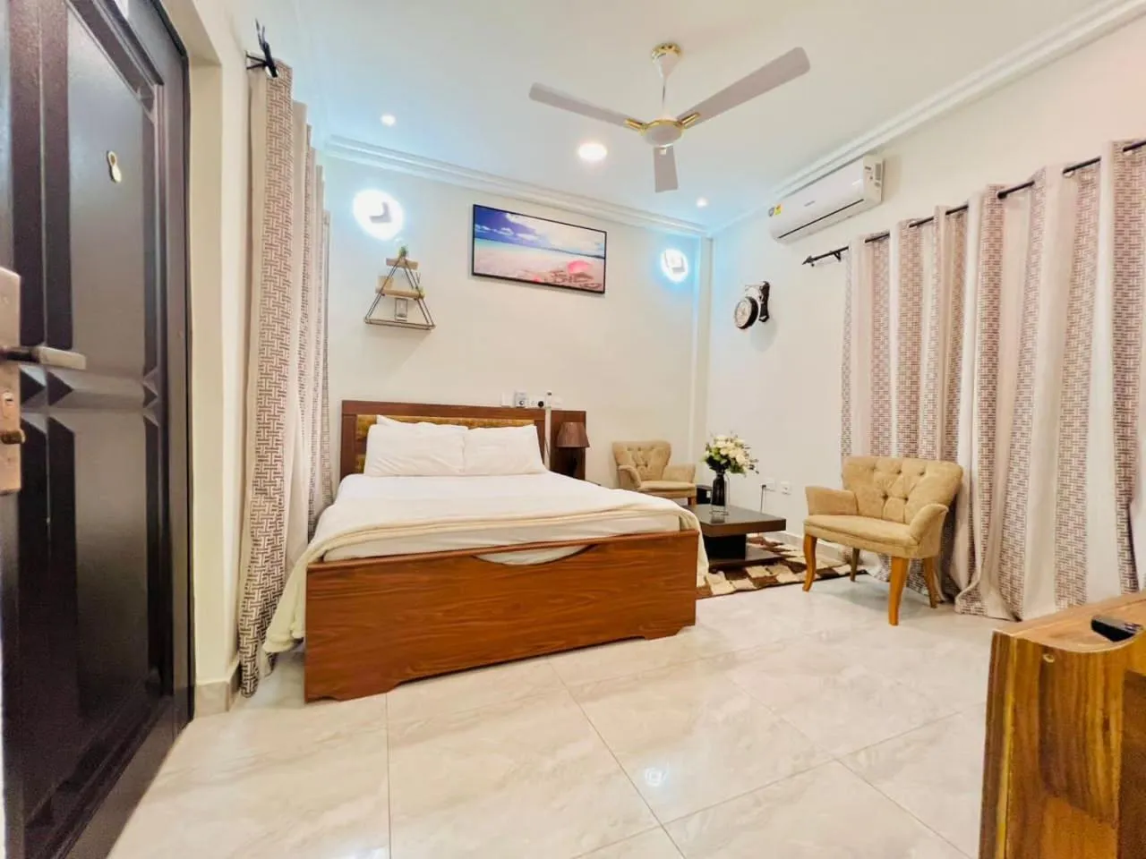 Bed in Kamara Lakeview Hotel