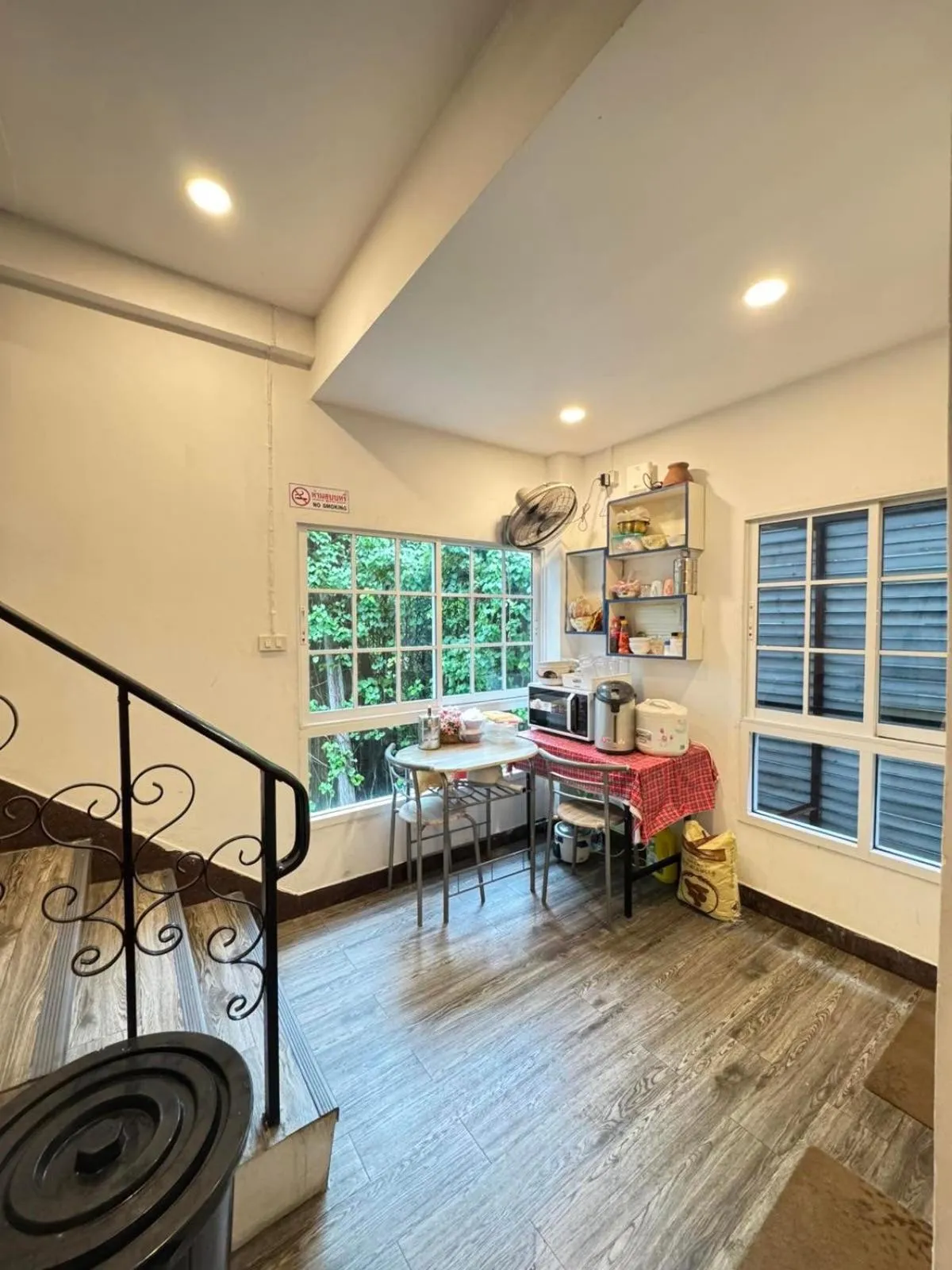 Restaurant/places to eat in Comfy Crib Hostel