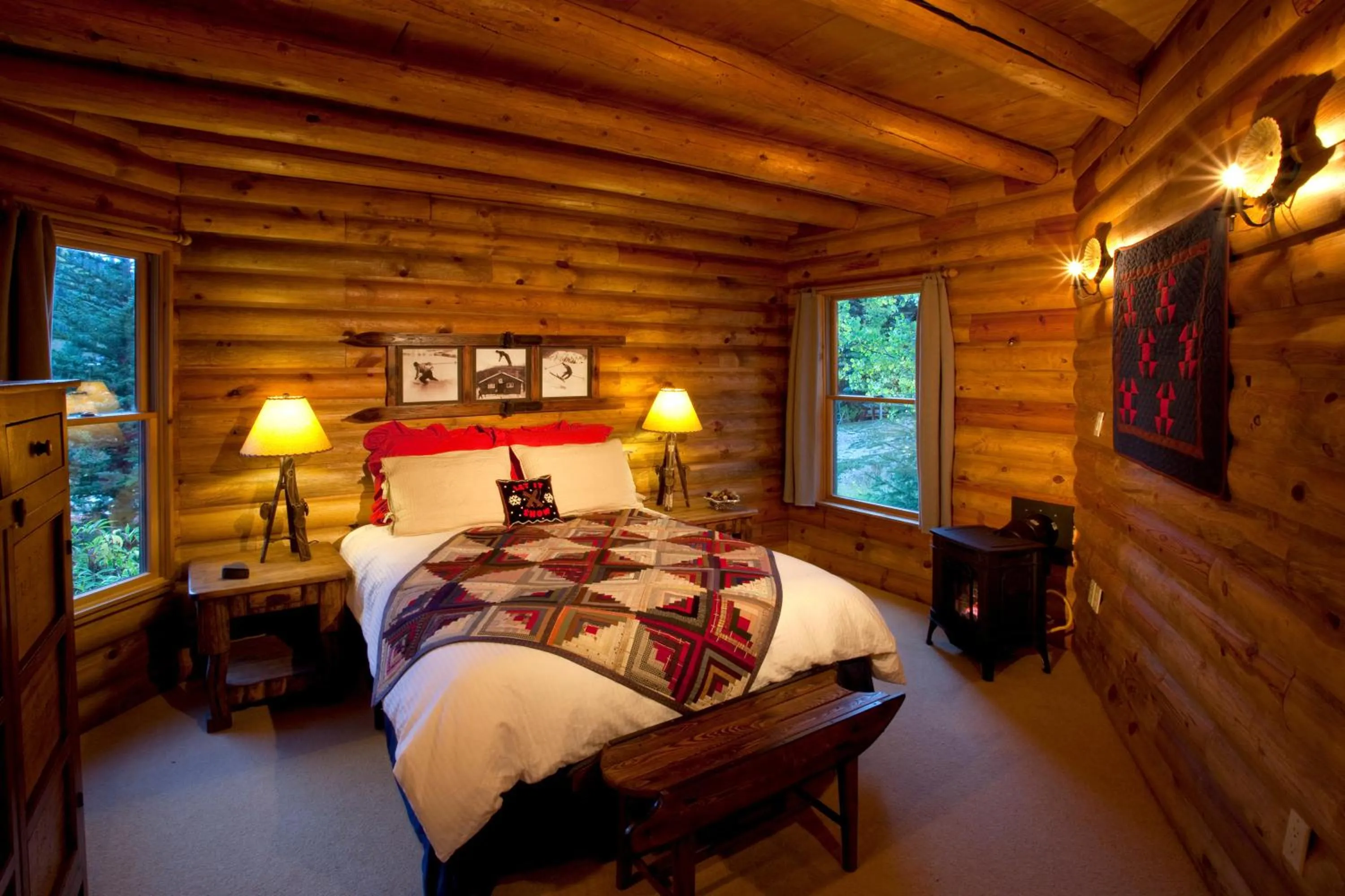 Bedroom, Bed in Alpine Village Suites