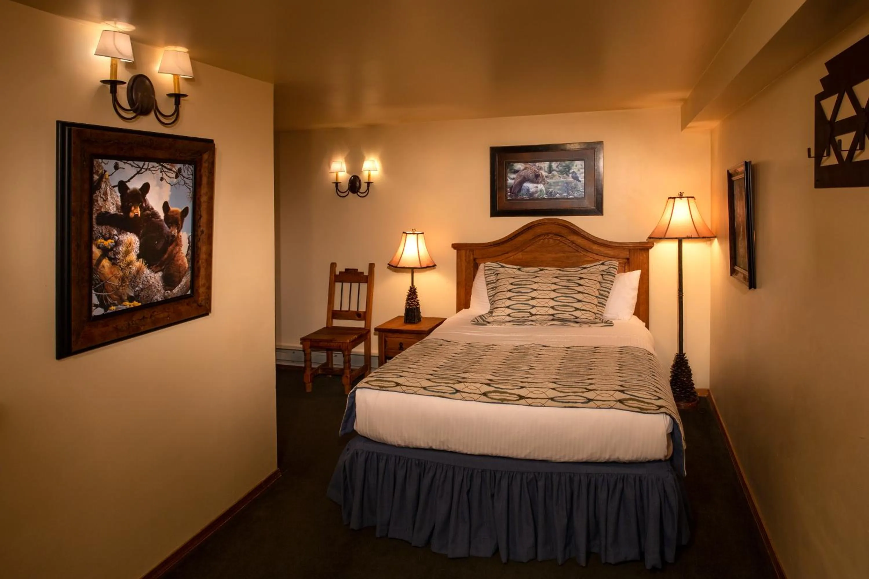 Bedroom, Bed in Alpine Village Suites