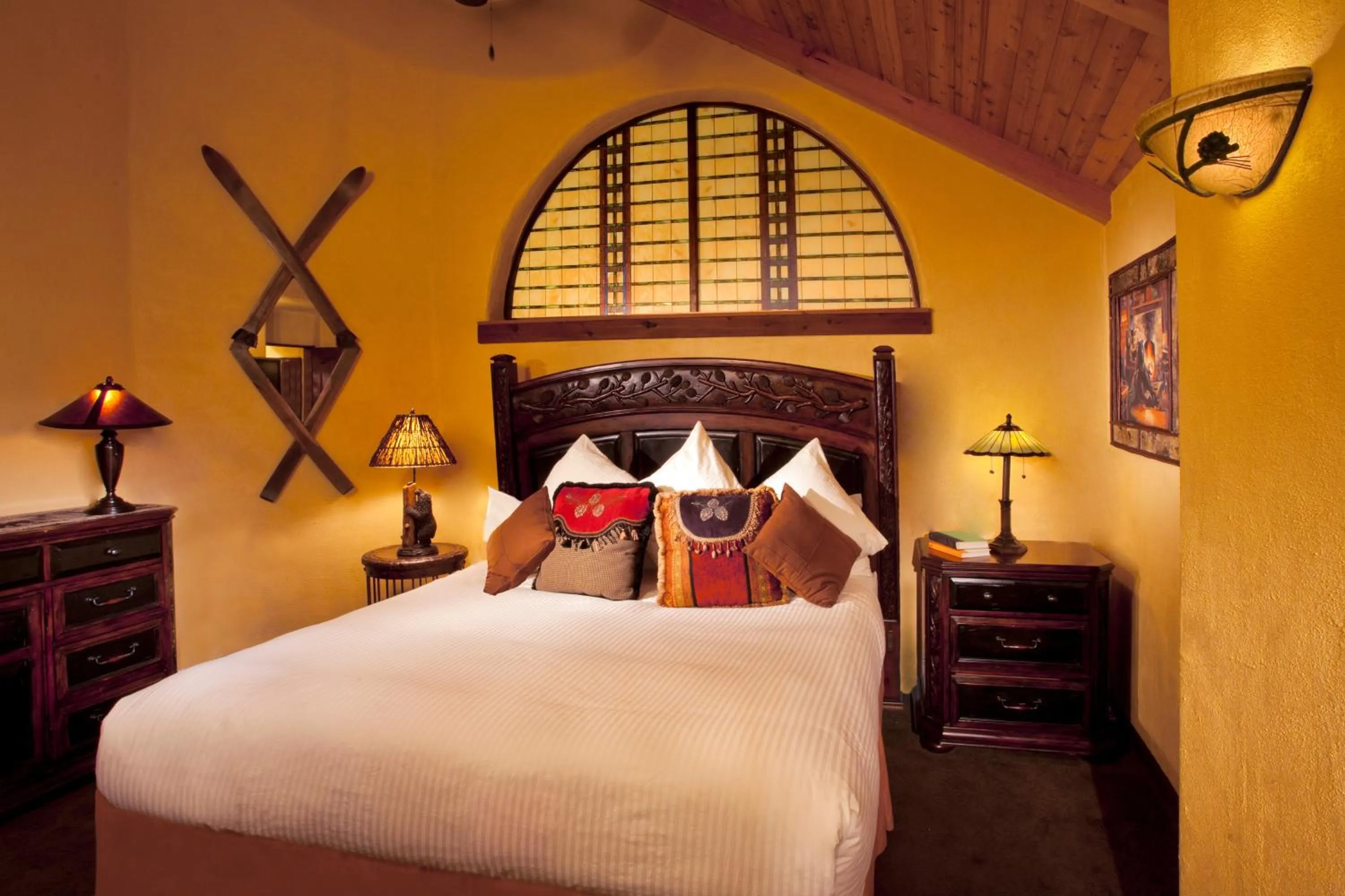 Bedroom, Bed in Alpine Village Suites