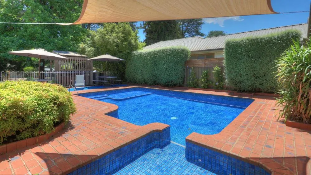 Barrass's John Bright Motor Inn