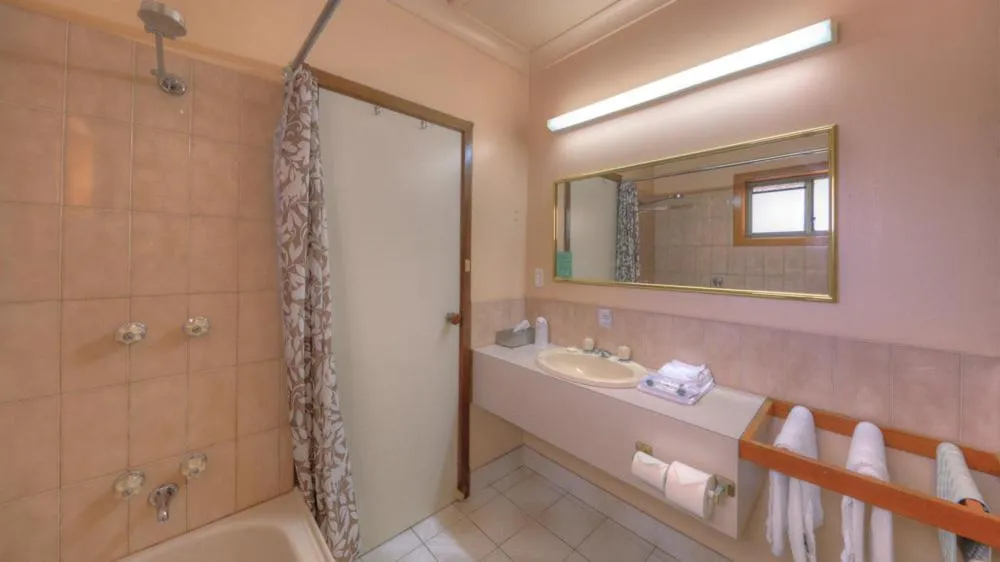 Barrass's John Bright Motor Inn