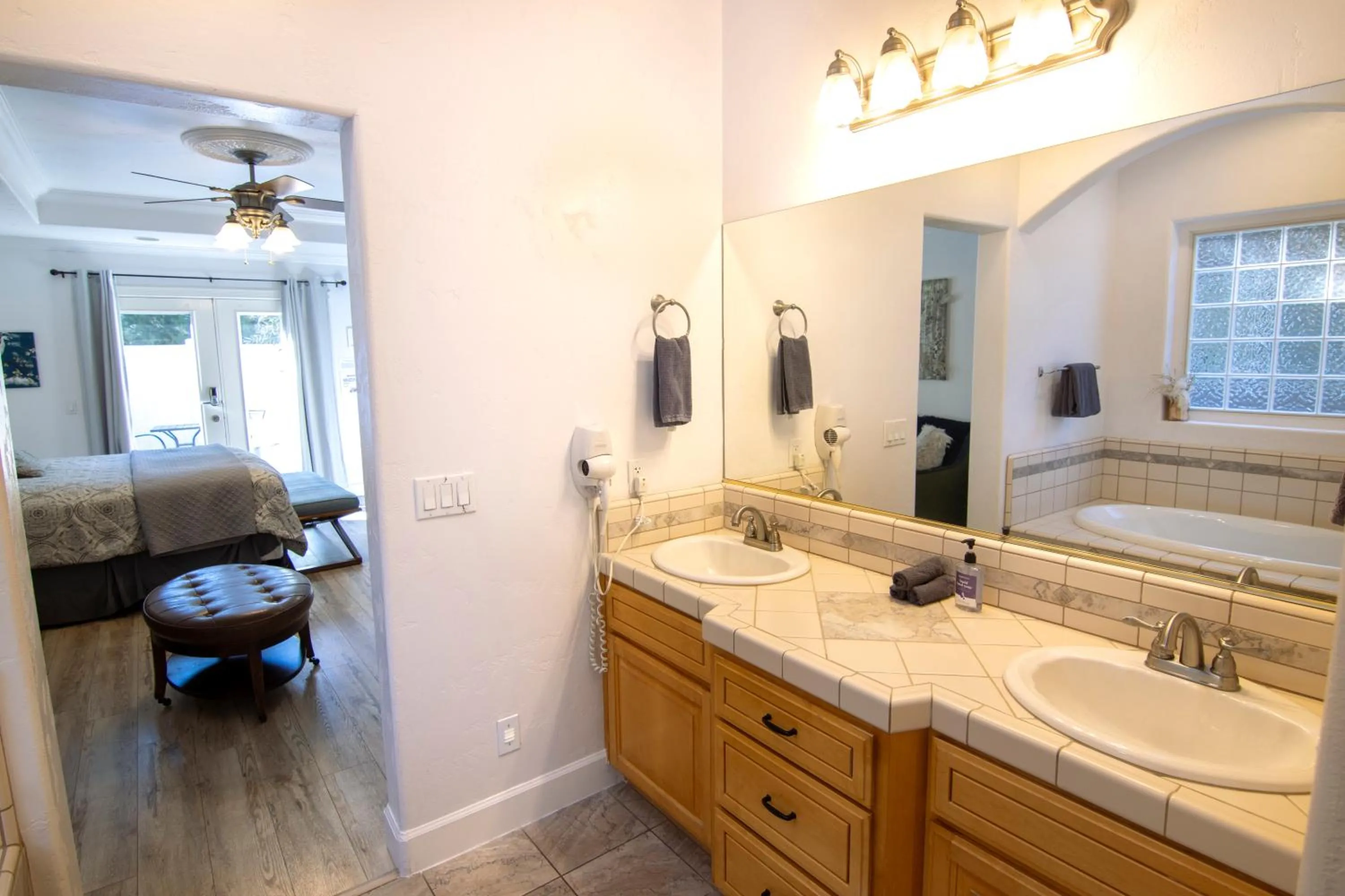 White Feather Suite Hot Tub Private Sleeps 2