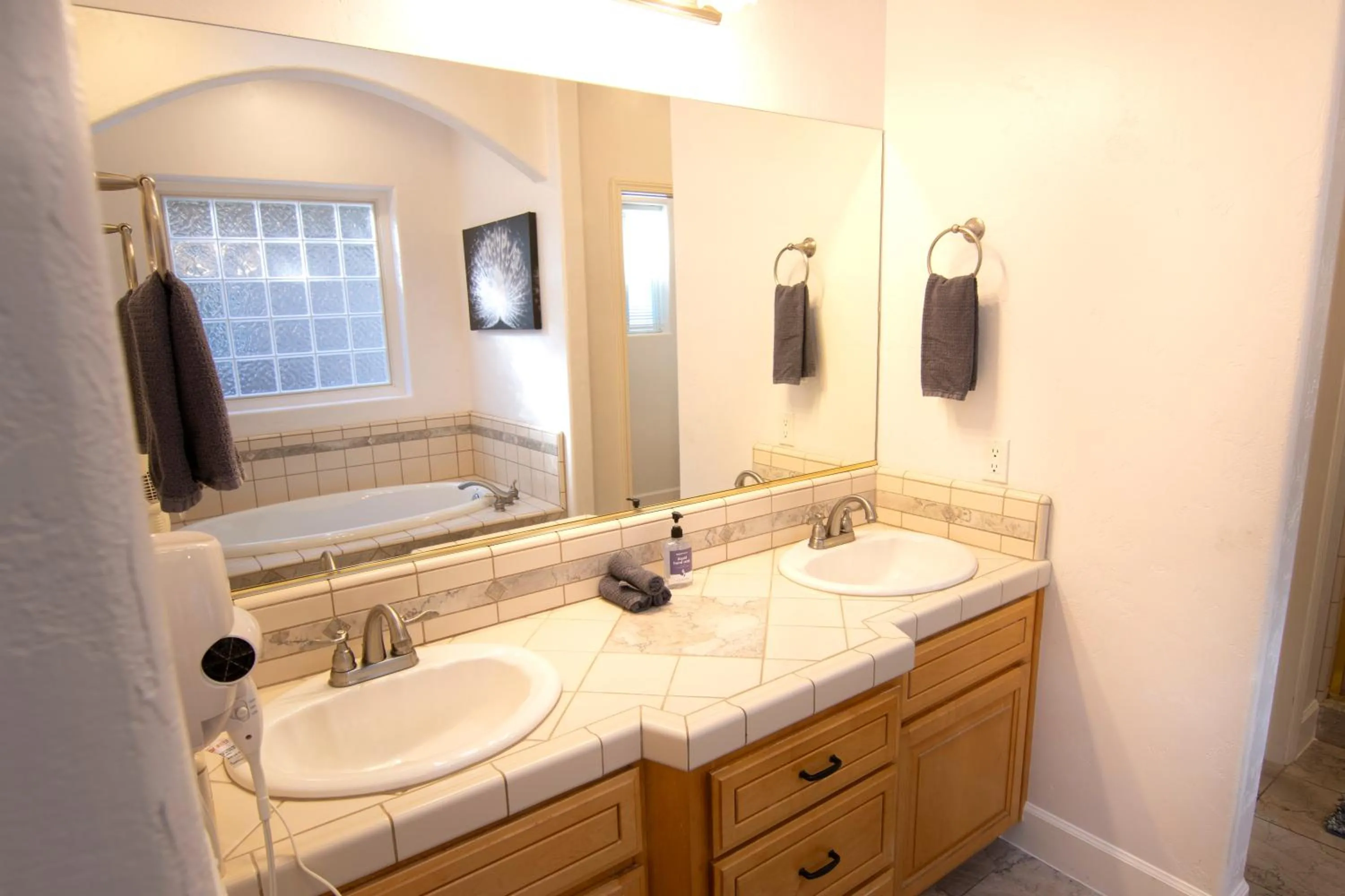 White Feather Suite Hot Tub Private Sleeps 2