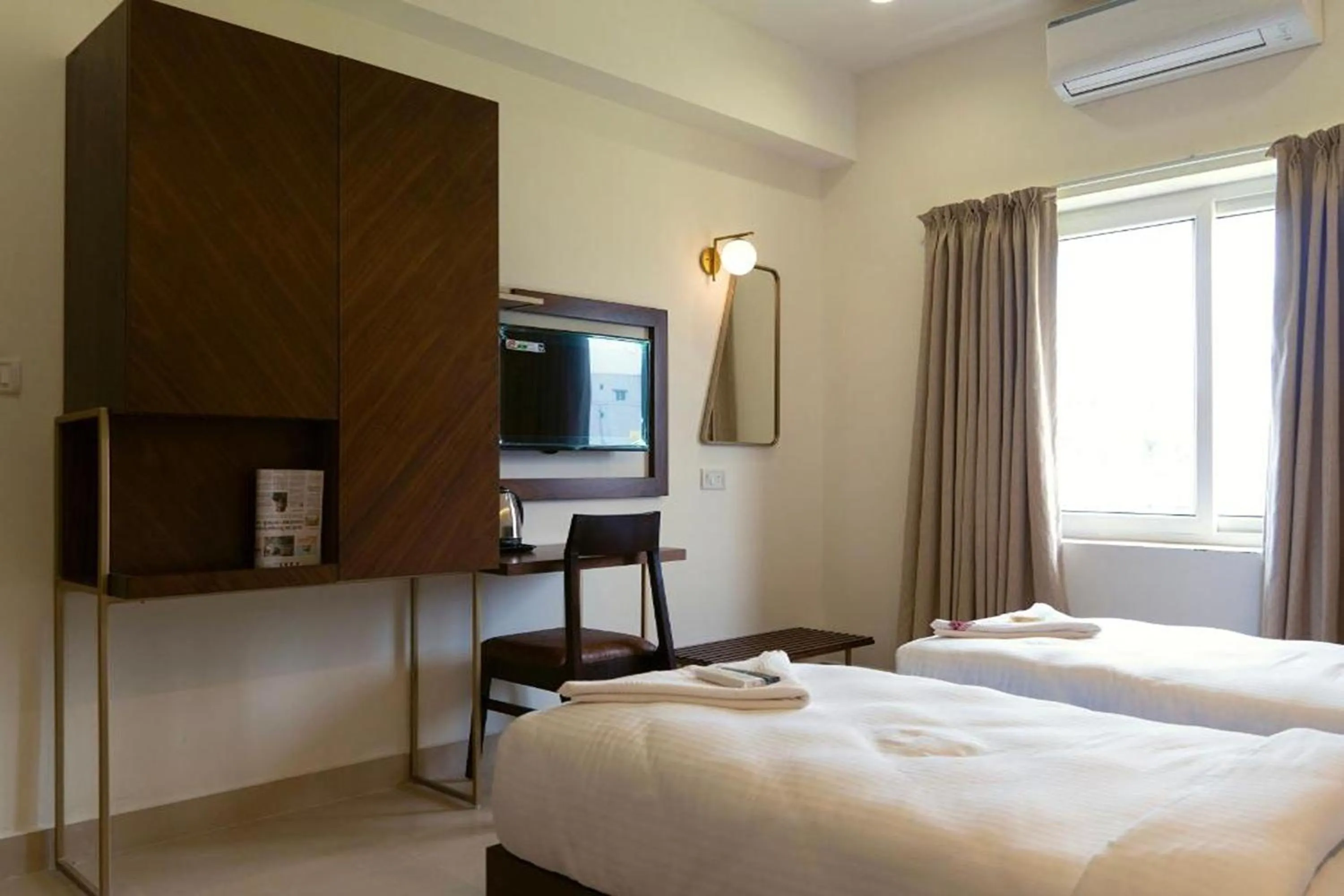 Bedroom in Flora Pavillion Near Global Hospital Perumbakkam