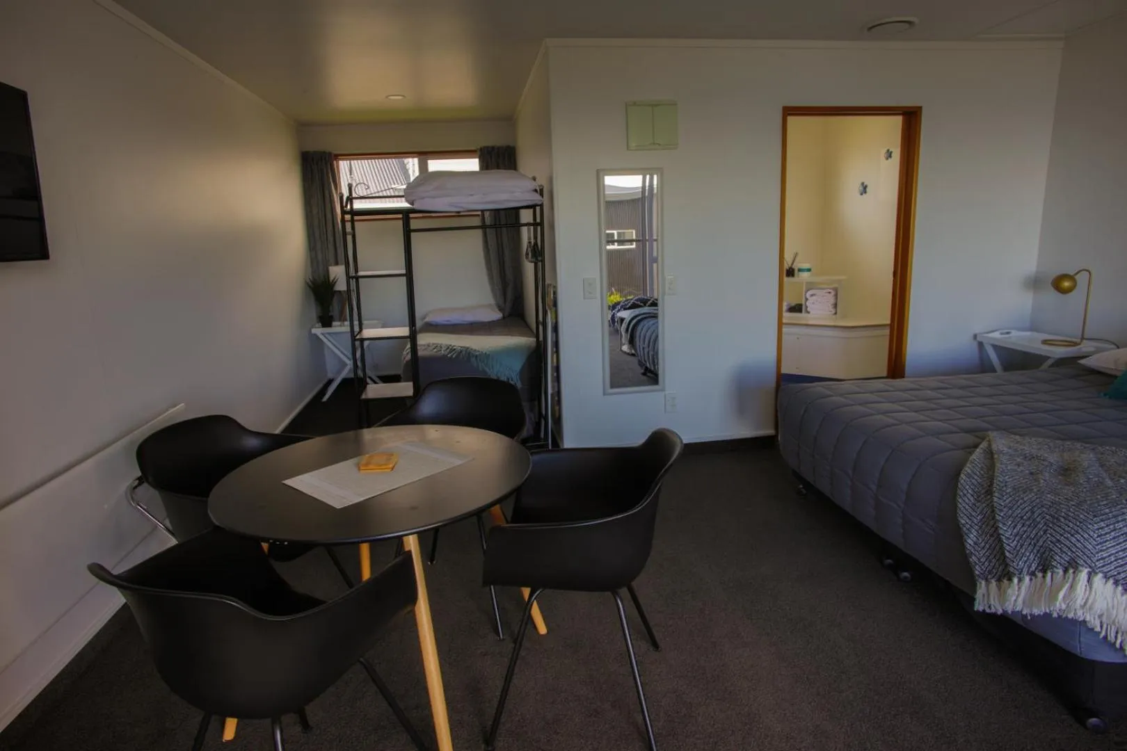 Dining area, Bed in Kaka Point Motels