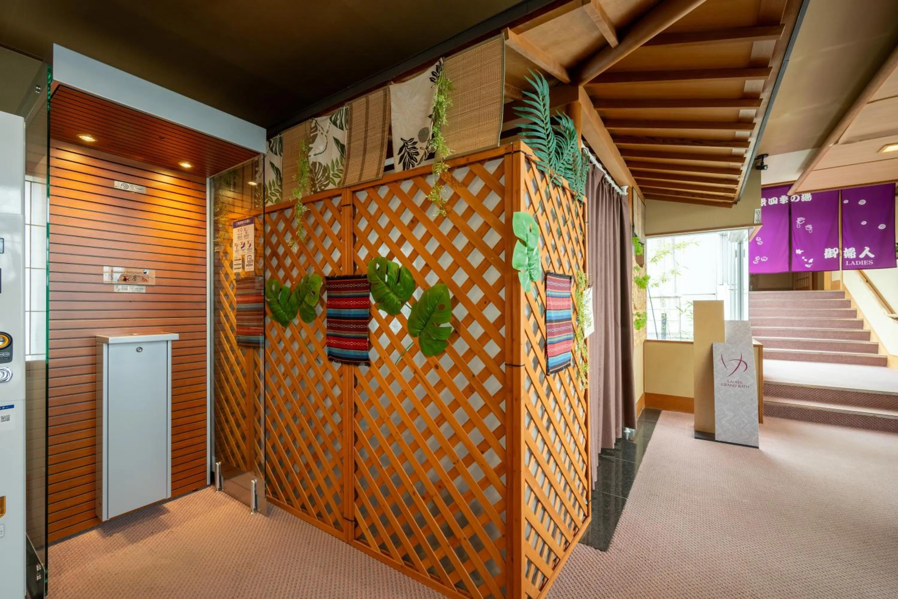 Area and facilities in Kami no yama Azumaya