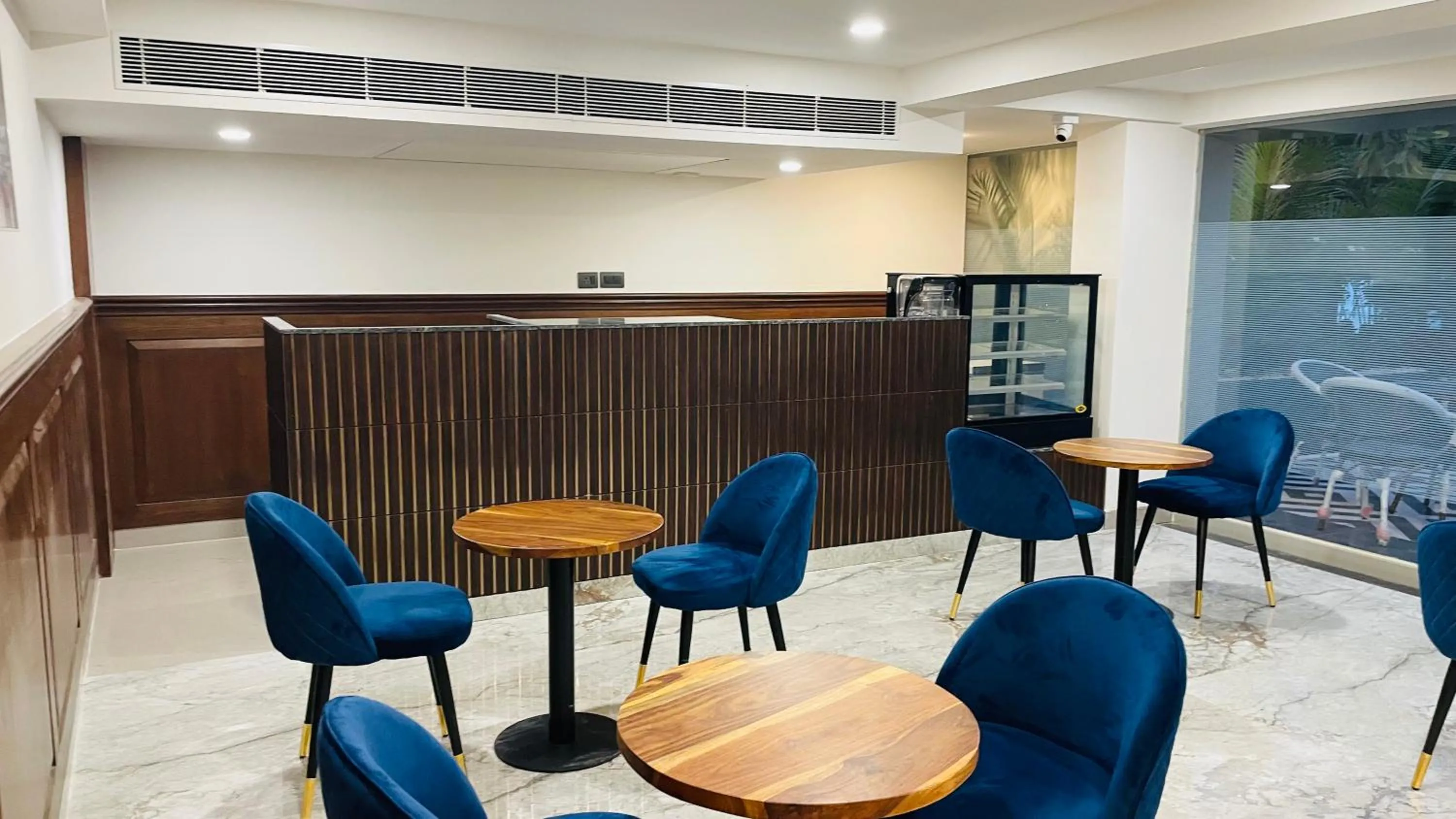 Restaurant/places to eat in Saltstayz Select - Golf Course Road & Sector 57