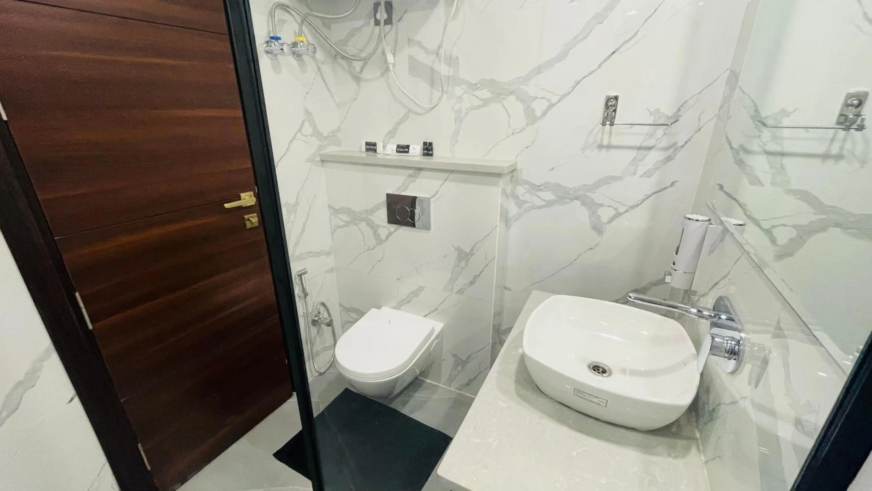 Shower in Saltstayz Select - Golf Course Road & Sector 57