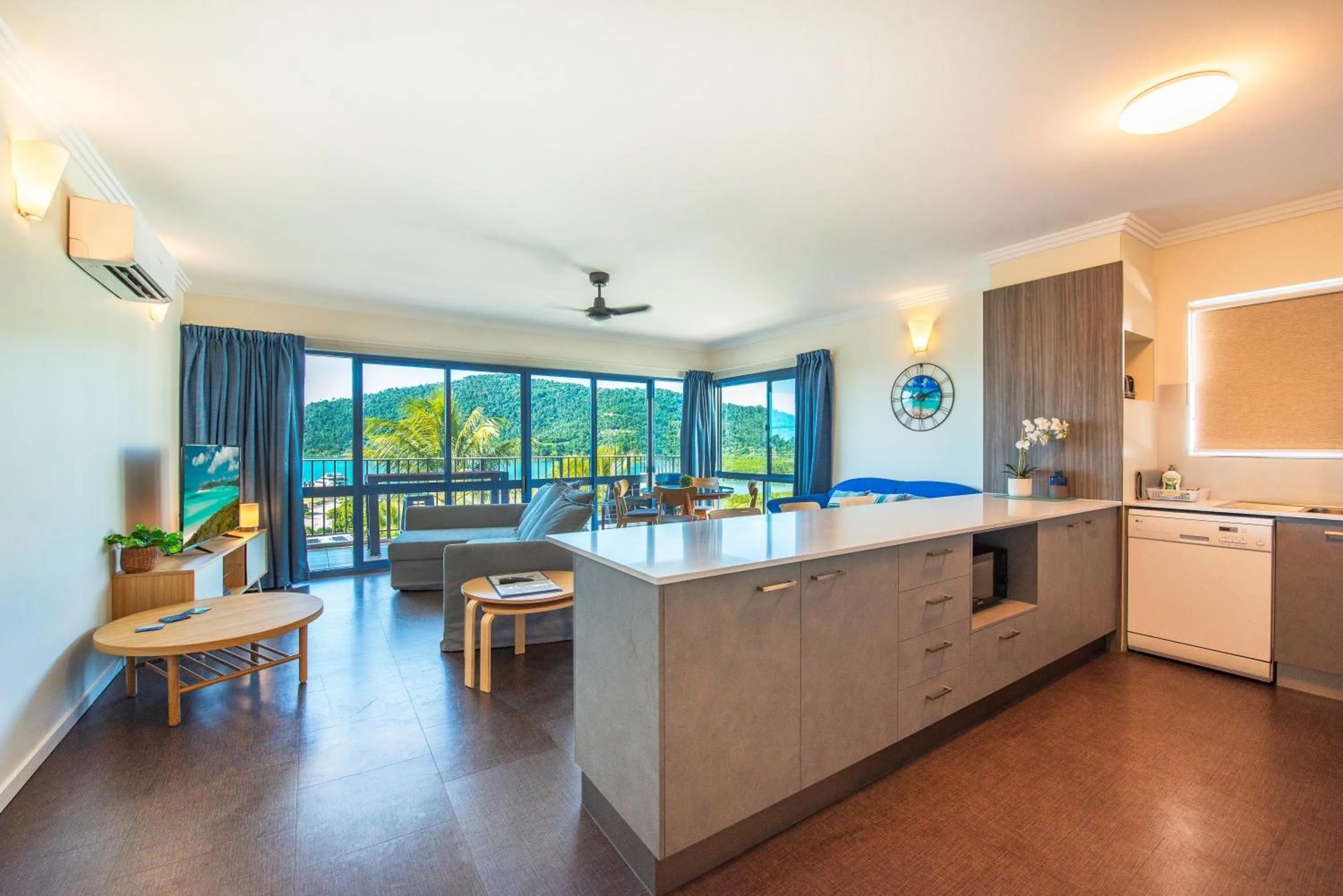Kitchen or kitchenette in Coral Sea Vista Apartments