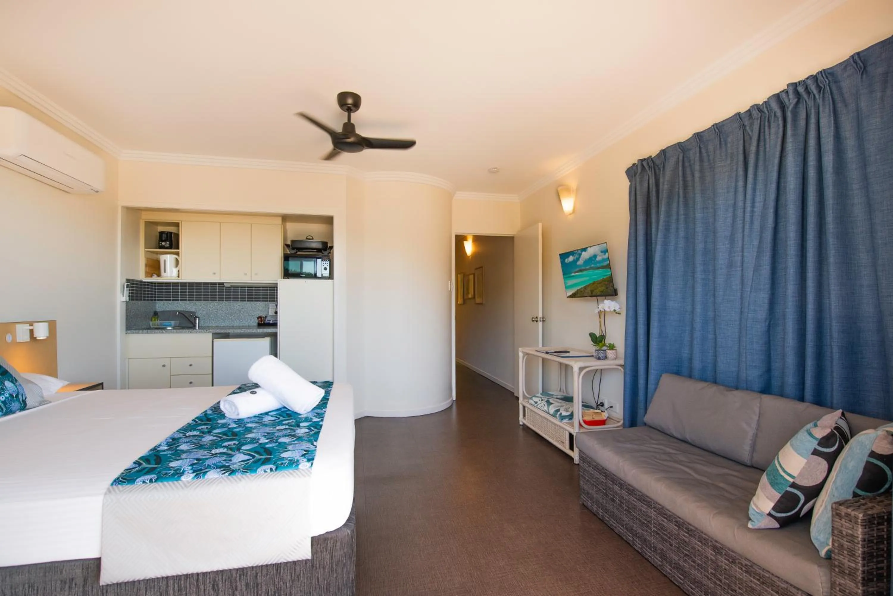 Kitchen or kitchenette, Bed in Coral Sea Vista Apartments