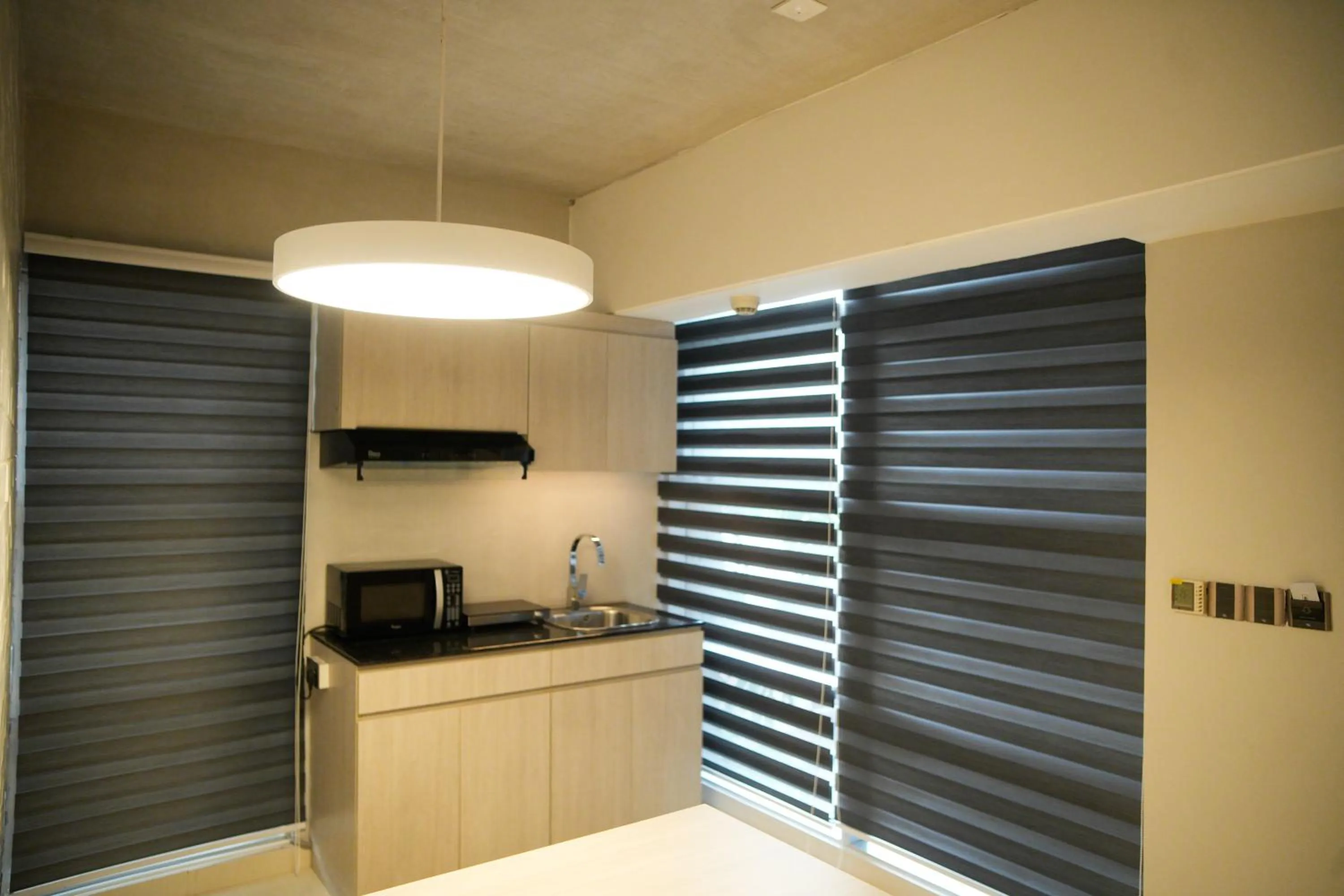 Kitchen or kitchenette in Lakeshore Heights