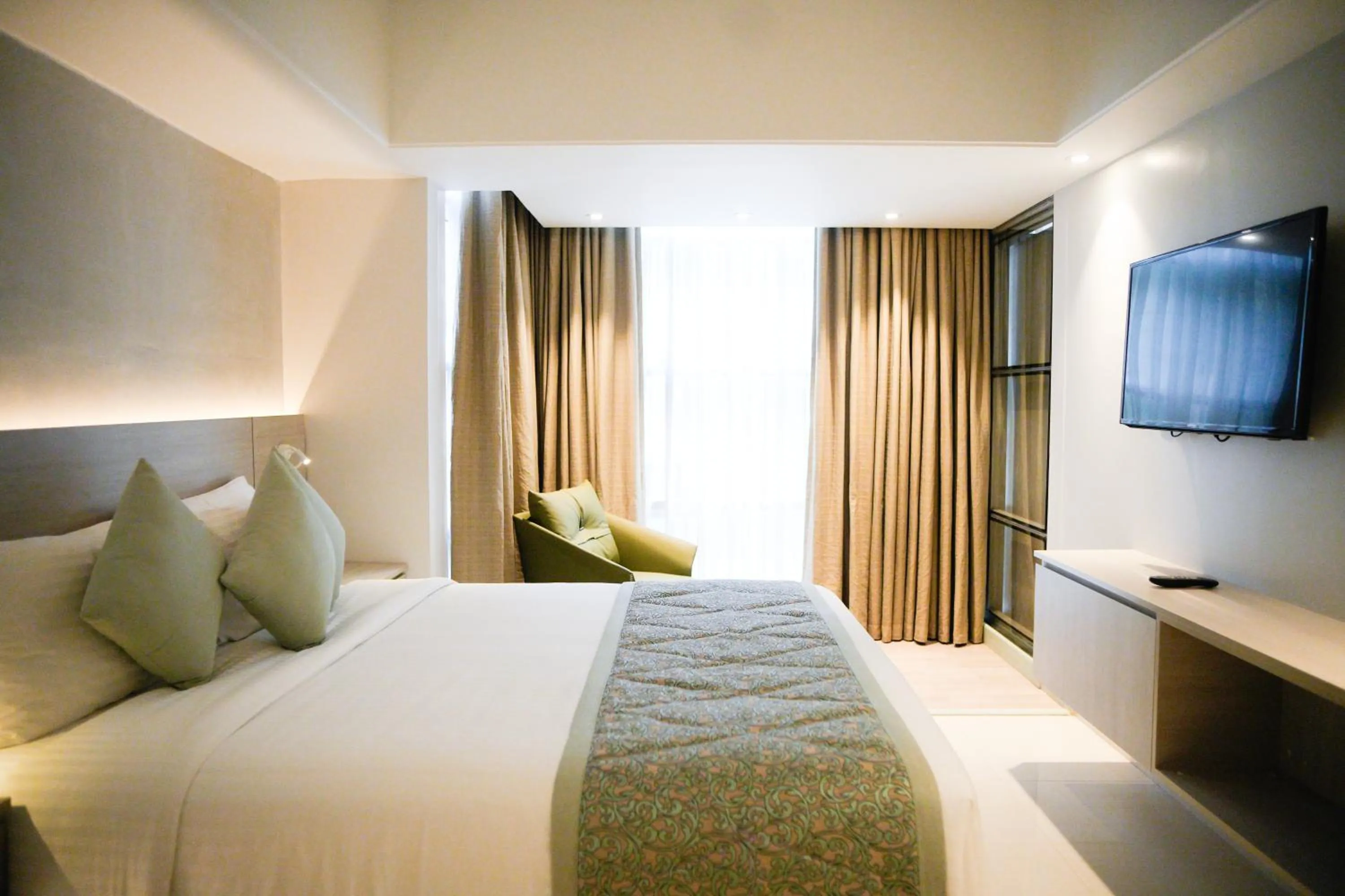 Bedroom, Bed in Lakeshore Heights