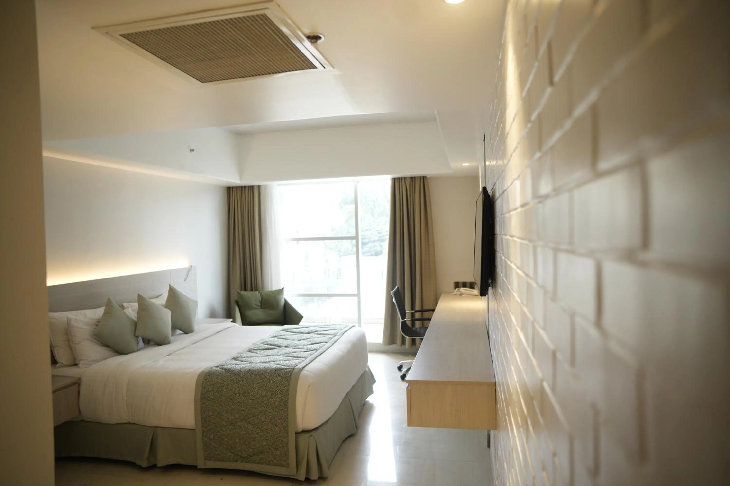 Bedroom, Bed in Lakeshore Heights