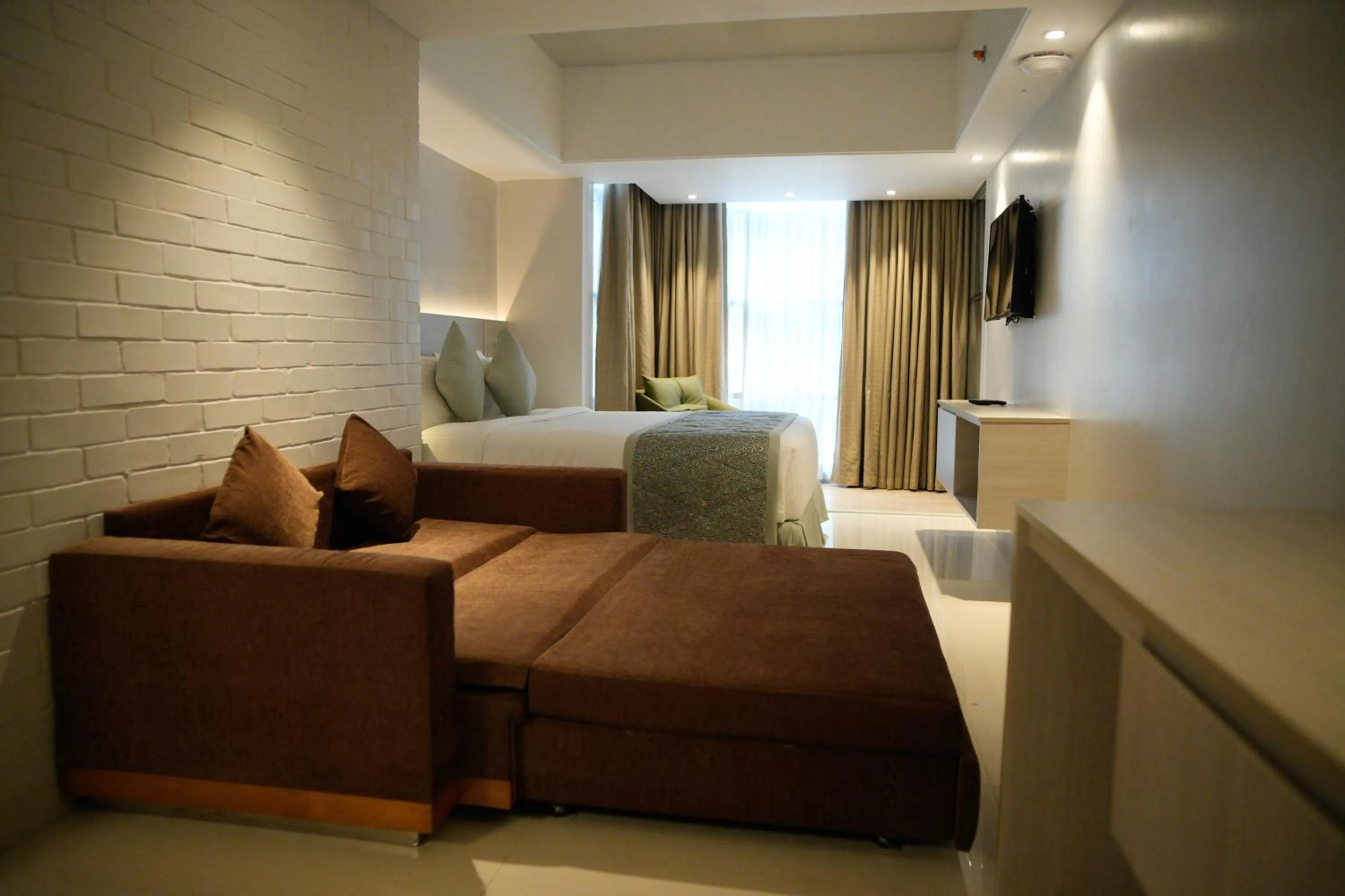 Communal lounge/ TV room, Bed in Lakeshore Heights